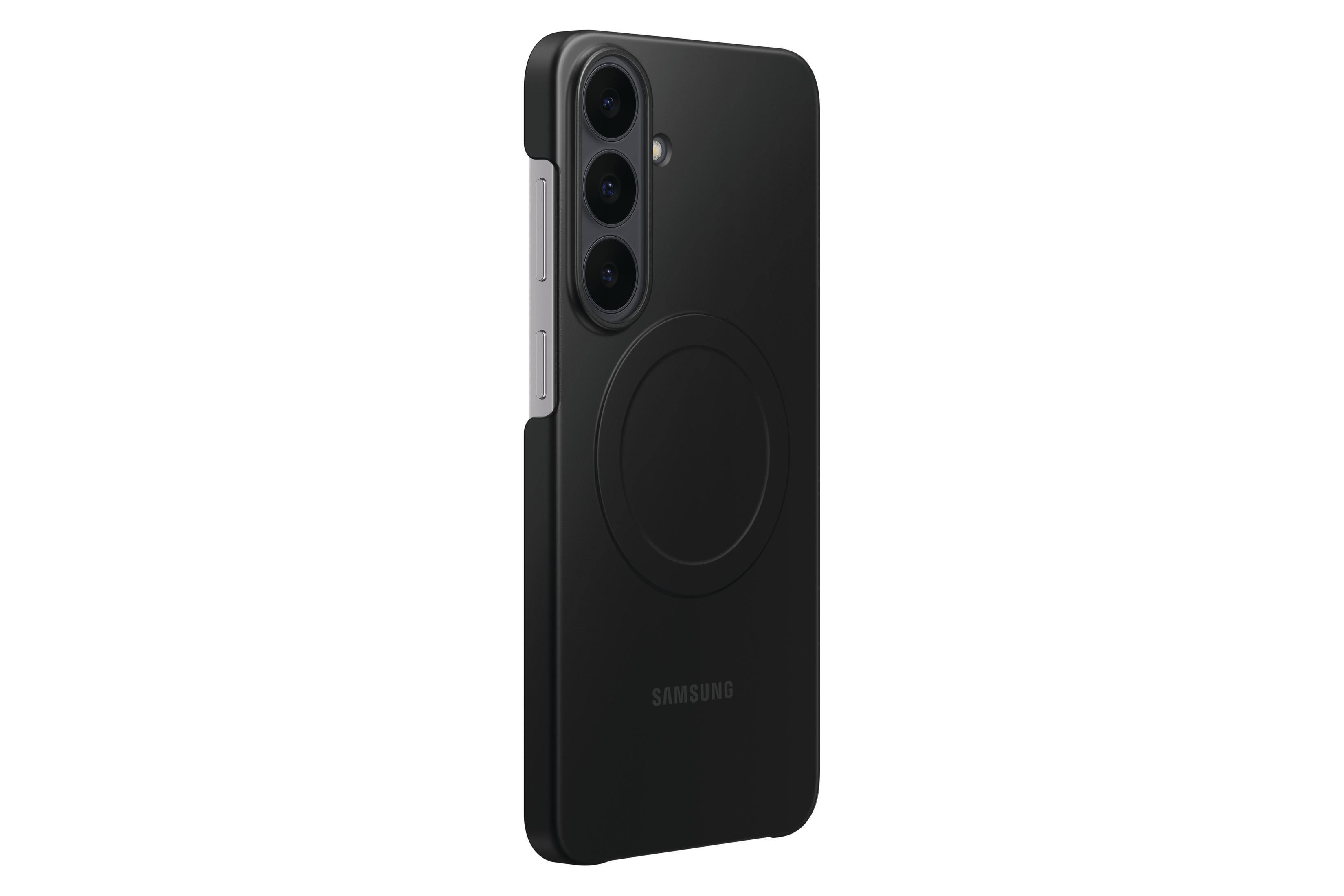 Uno smartphone Samsung nero in una custodia protettiva, con tre fotocamere verticali sul retro.