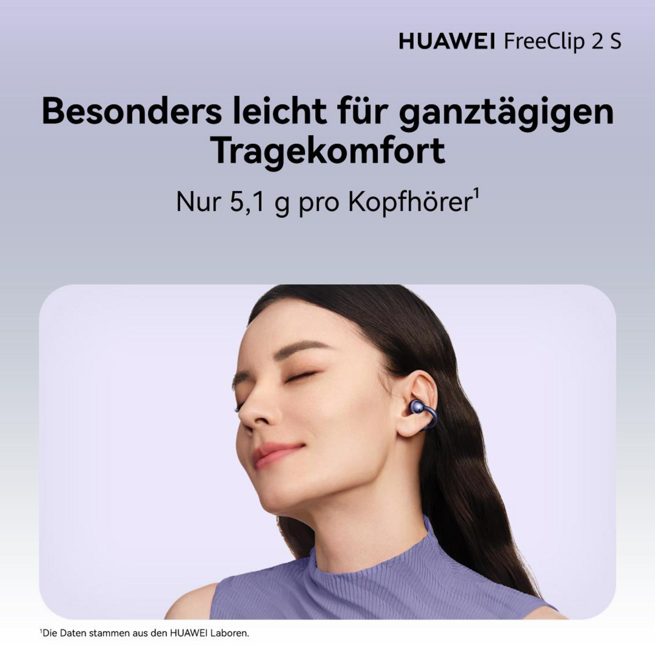 Donna con gli occhi chiusi indossa un auricolare blu Huawei FreeClip 2 S. Il testo sopra promuove il design leggero.
