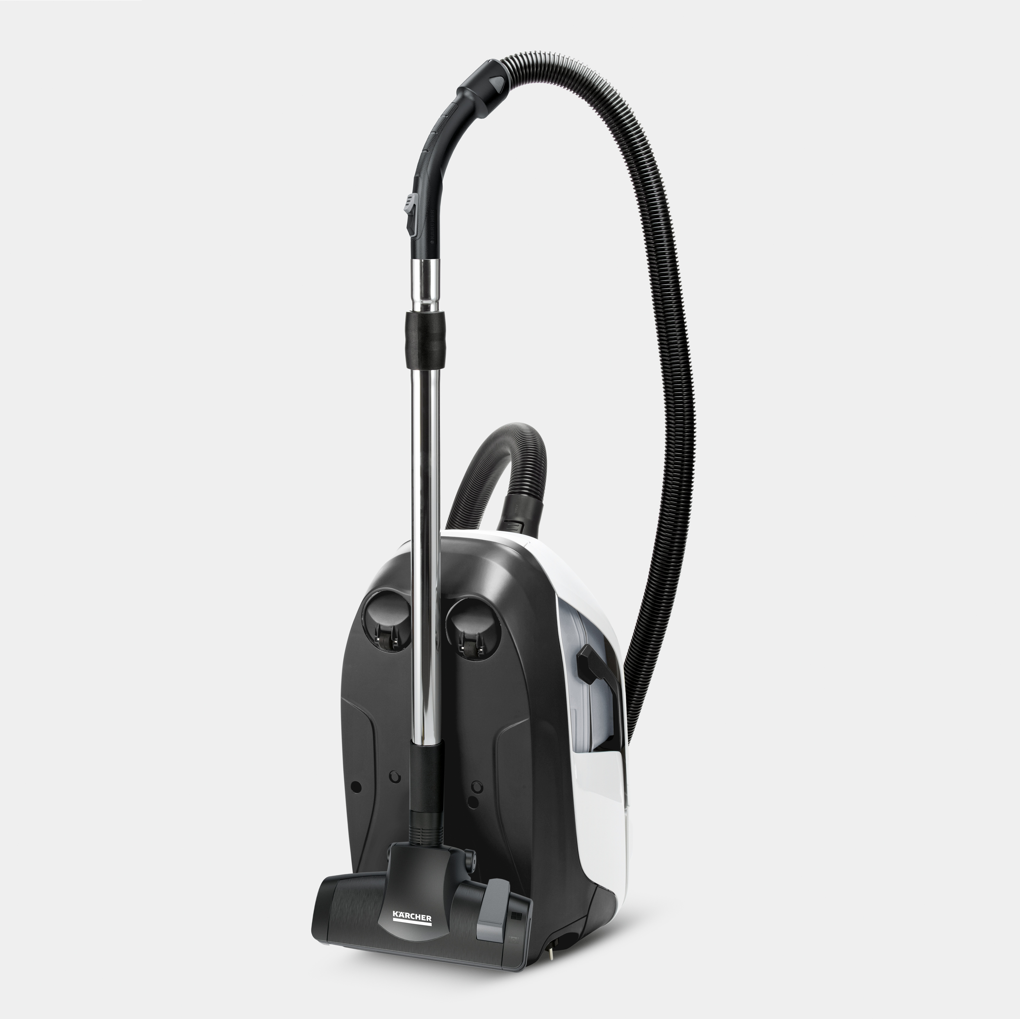 Un aspirateur Karcher noir et blanc debout avec un tuyau noir et un tube en métal argenté.
