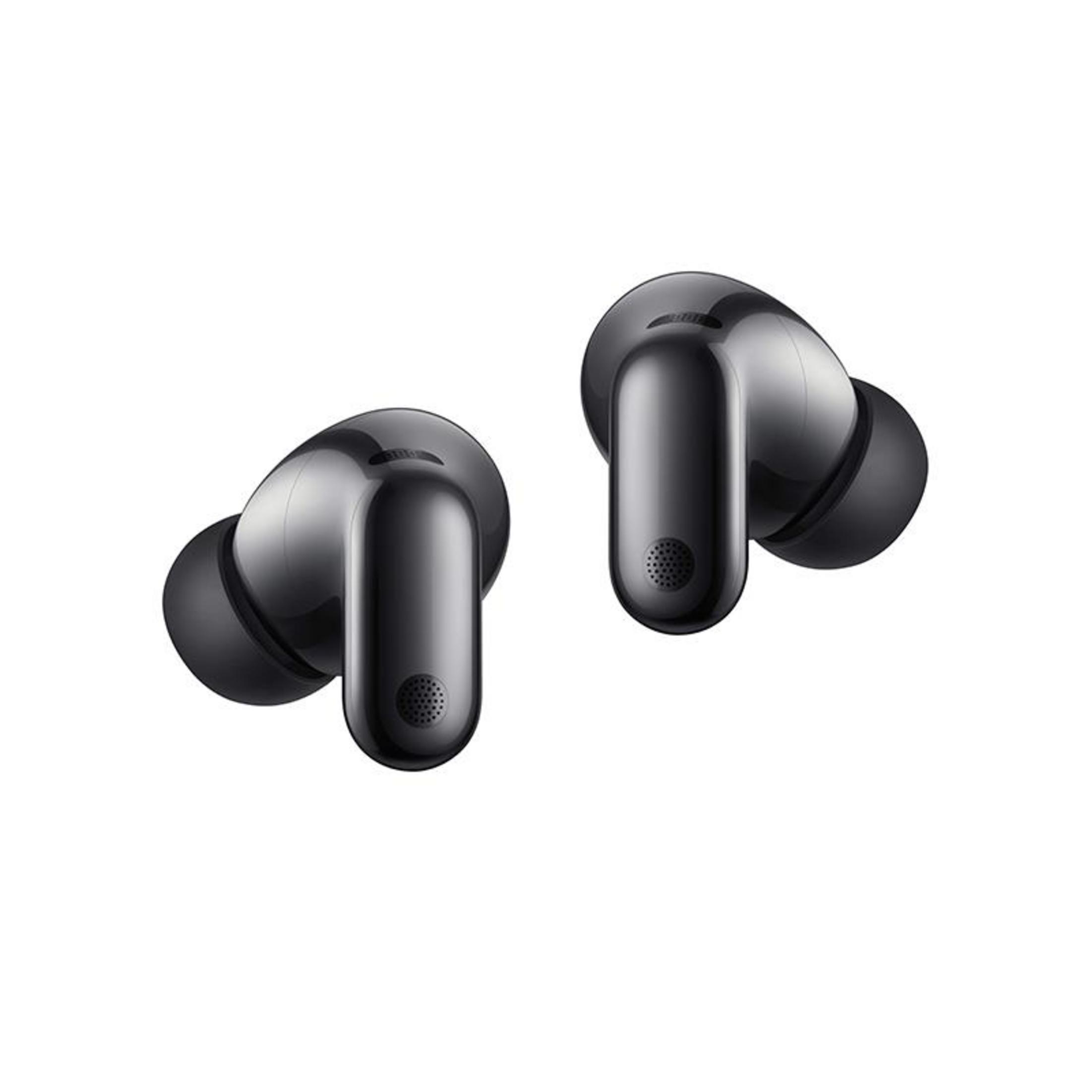 Dos auriculares inalámbricos negros y brillantes con rejillas de micrófono sobre fondo blanco.