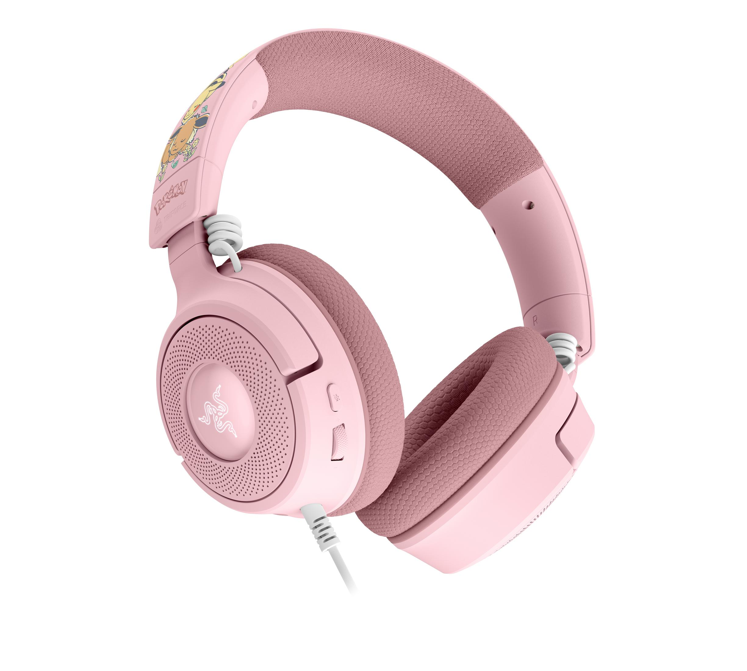 Cuffie da gaming rosa con design Pokémon e cavo bianco su sfondo bianco.