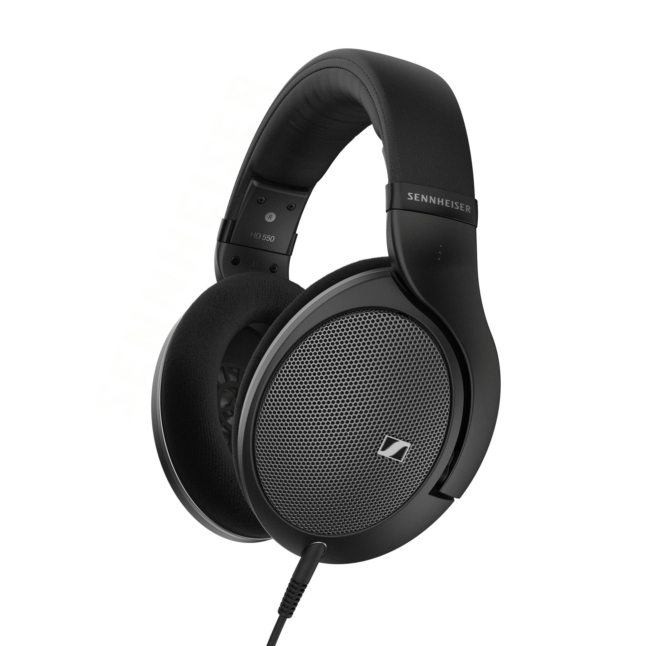 Czarne słuchawki nauszne Sennheiser HD 550 z siatkowymi osłonami i kablem na białym tle.