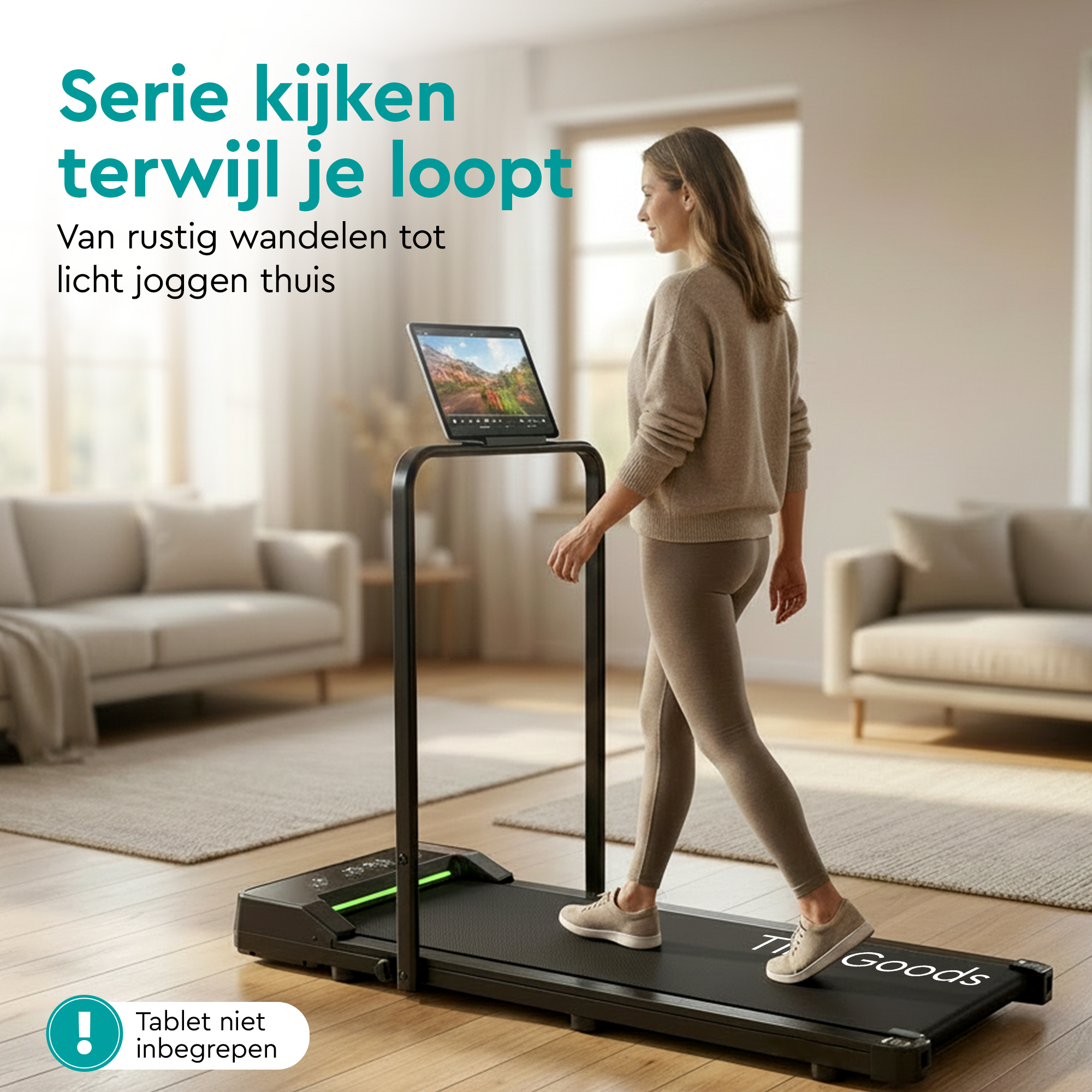 Donna che cammina su un tapis roulant nero con supporto per tablet in salotto.