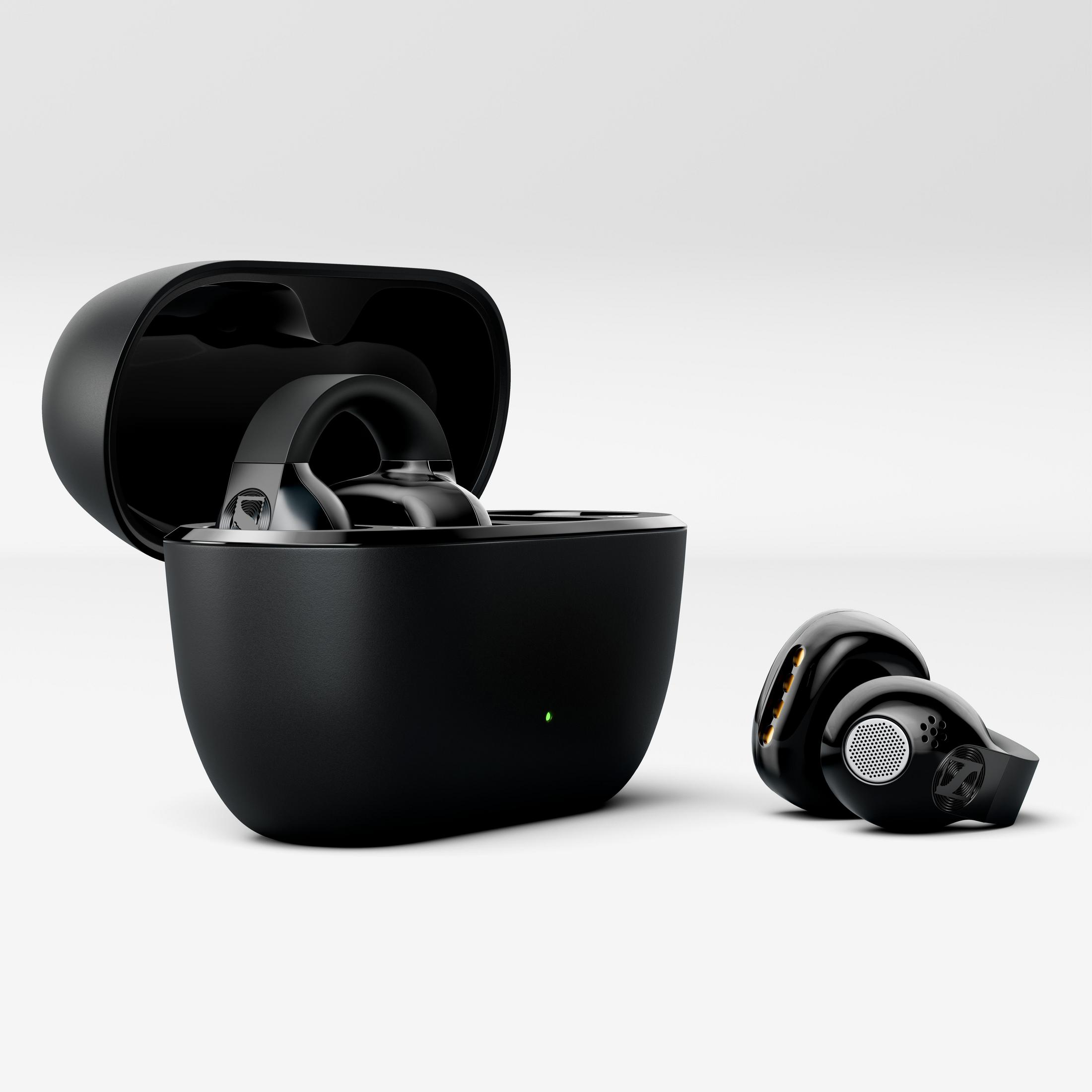 Auricolari wireless neri con custodia di ricarica su fondo chiaro.