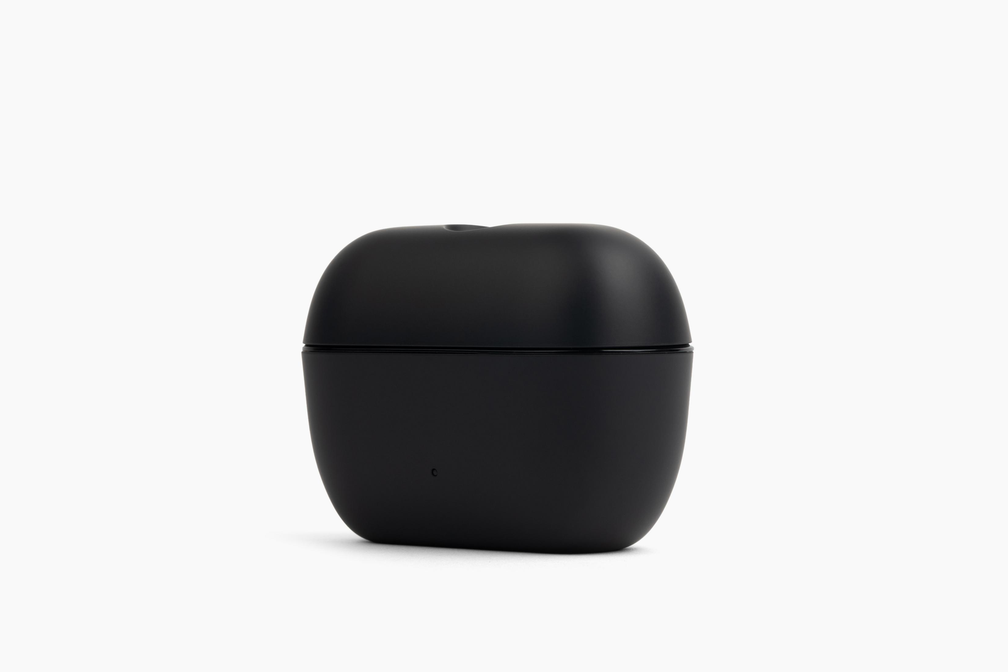 Una custodia di ricarica nera chiusa per auricolari wireless centrata su sfondo bianco.