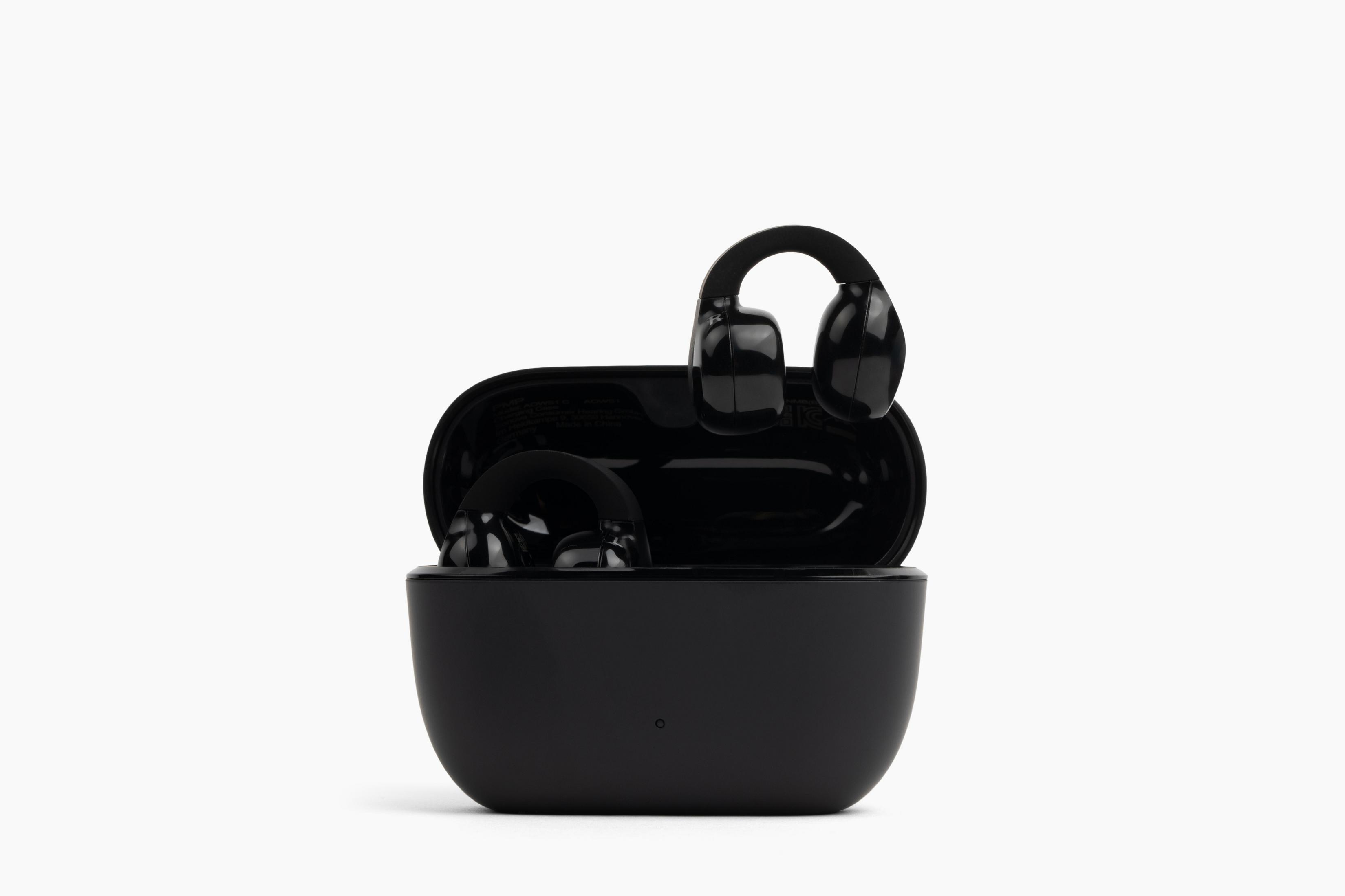Custodia di ricarica nera con auricolari wireless lucidi, su sfondo bianco.
