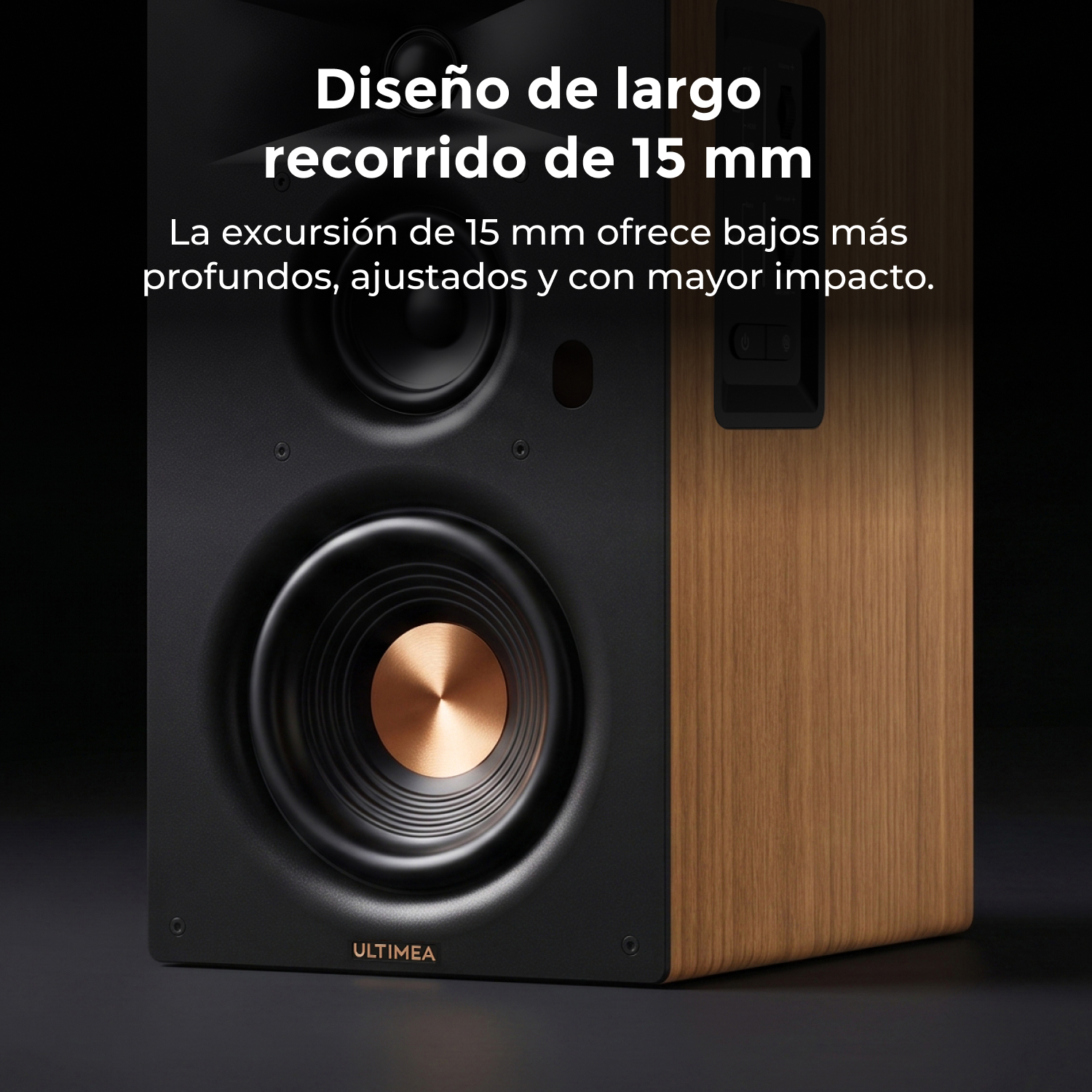 Altavoz de madera con frente negro, detalles en color cobre y texto superpuesto en blanco.