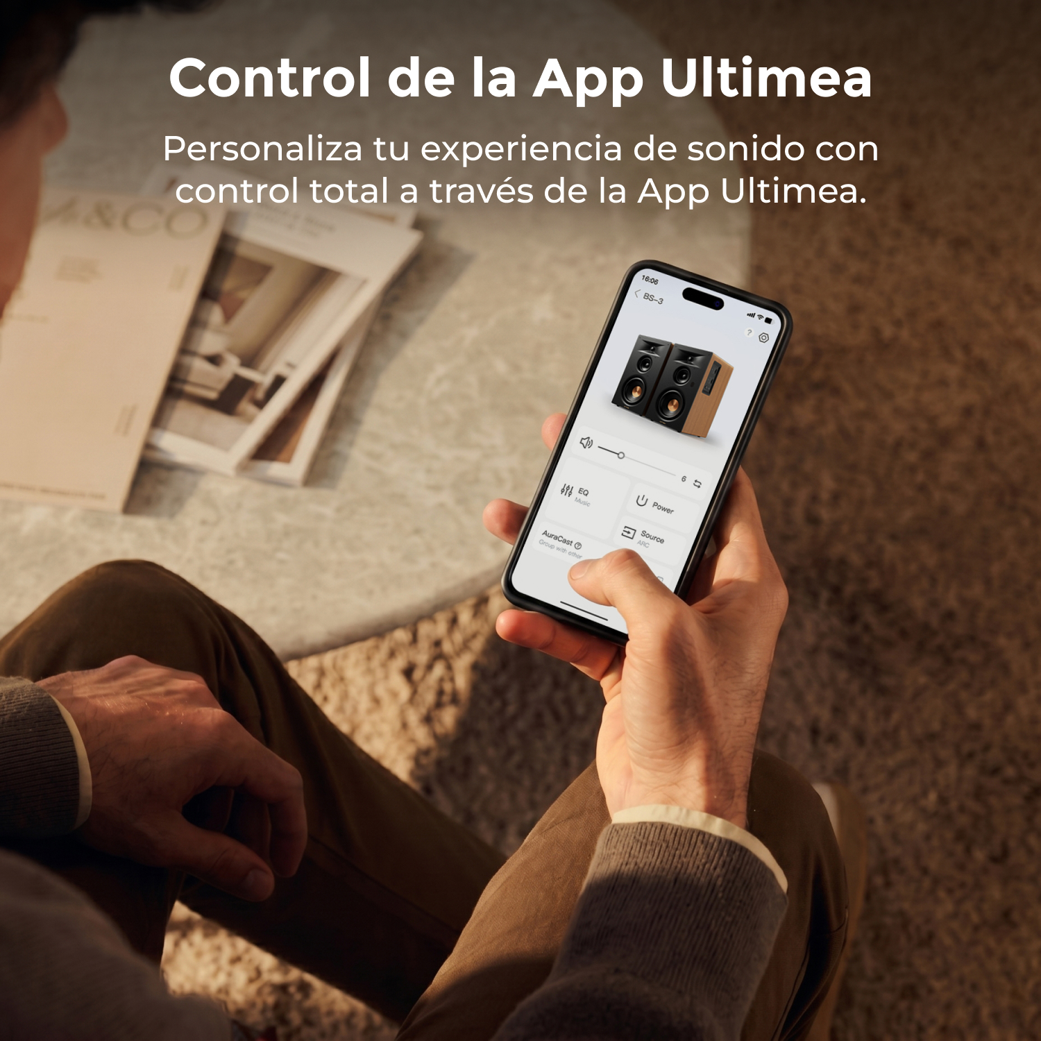 Persona sosteniendo un teléfono con la aplicación de control Ultimea.