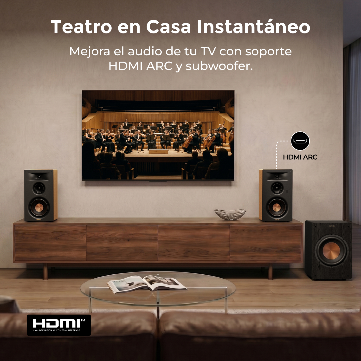 Salón con TV, dos altavoces de estantería de madera y subwoofer, conectados por HDMI ARC, y texto arriba.