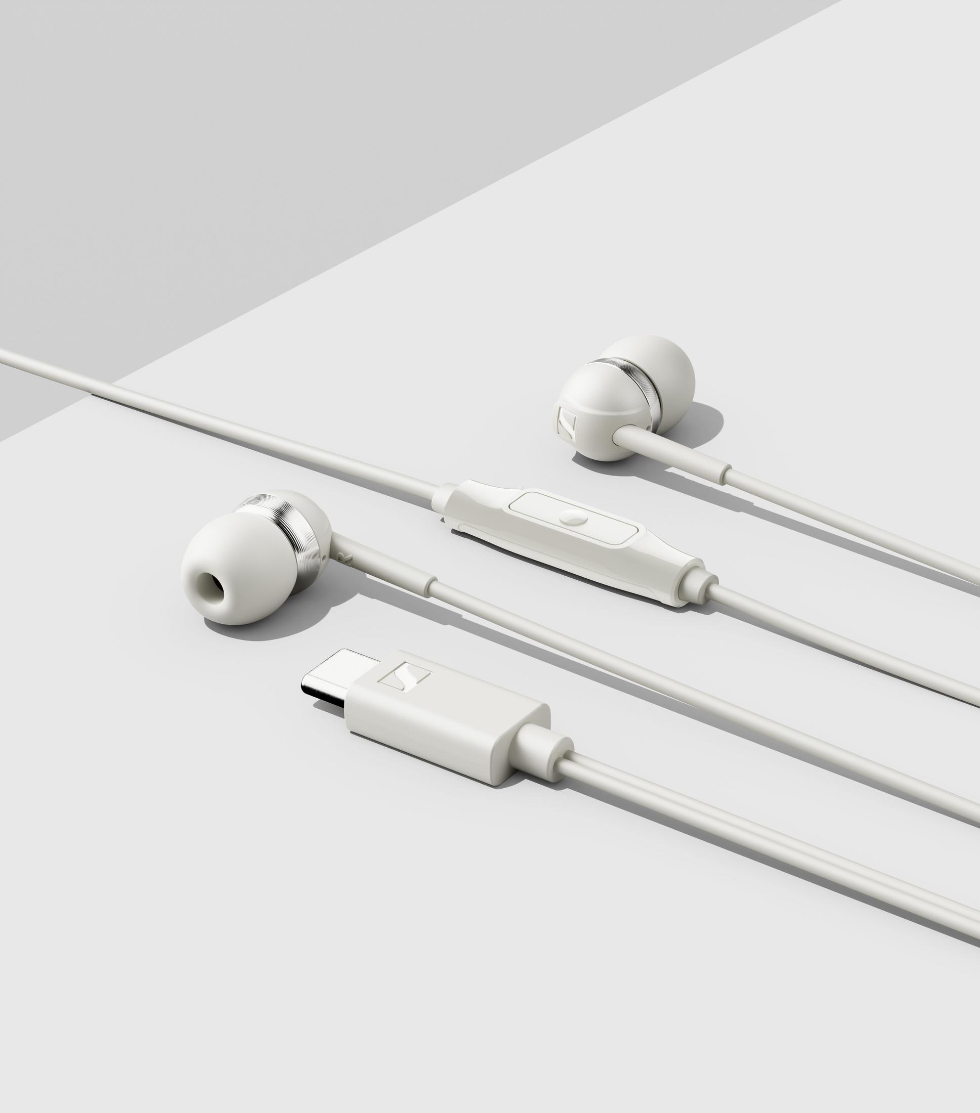 Auriculares intrauditivos blancos Sennheiser con conector USB-C y controles en un fondo blanco.
