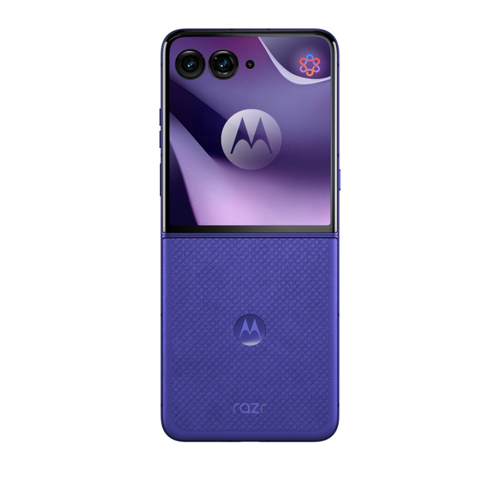 Uno smartphone Motorola viola visto dal retro, con doppia fotocamera, schermo esterno e corpo testurizzato.