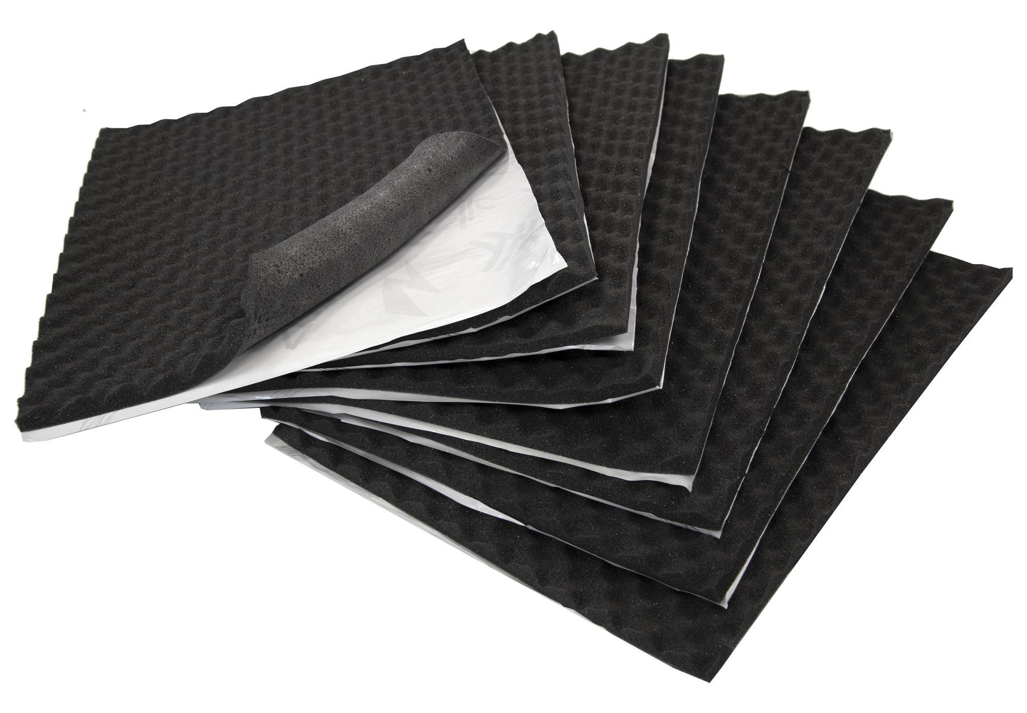 Ein Stapel schwarzer Akustikschaumstoffplatten, wobei die oberste Platte teilweise abgezogen ist.