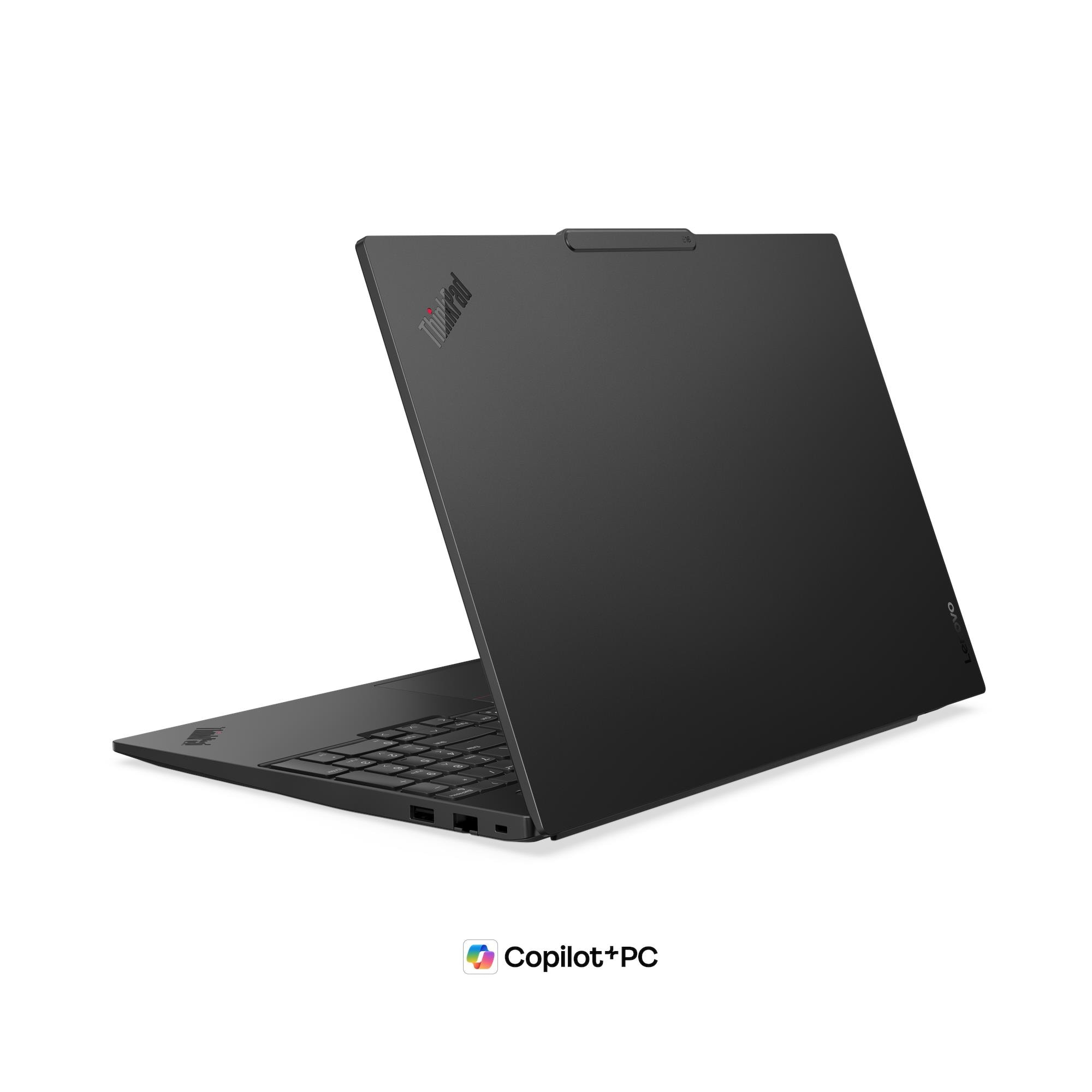 Un laptop ThinkPad nero visto dall'angolo posteriore destro, che mostra la tastiera e il logo Copilot+PC.