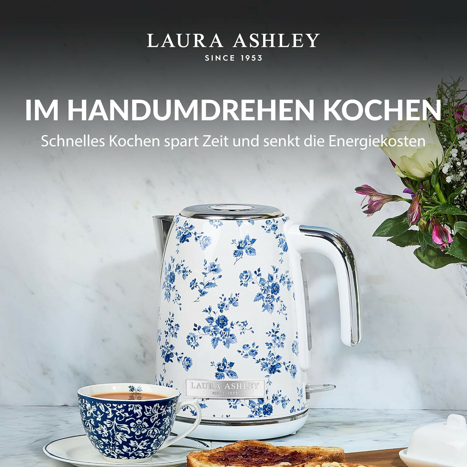 Bollitore bianco Laura Ashley con motivo floreale blu, tazza da tè e toast abbinati.