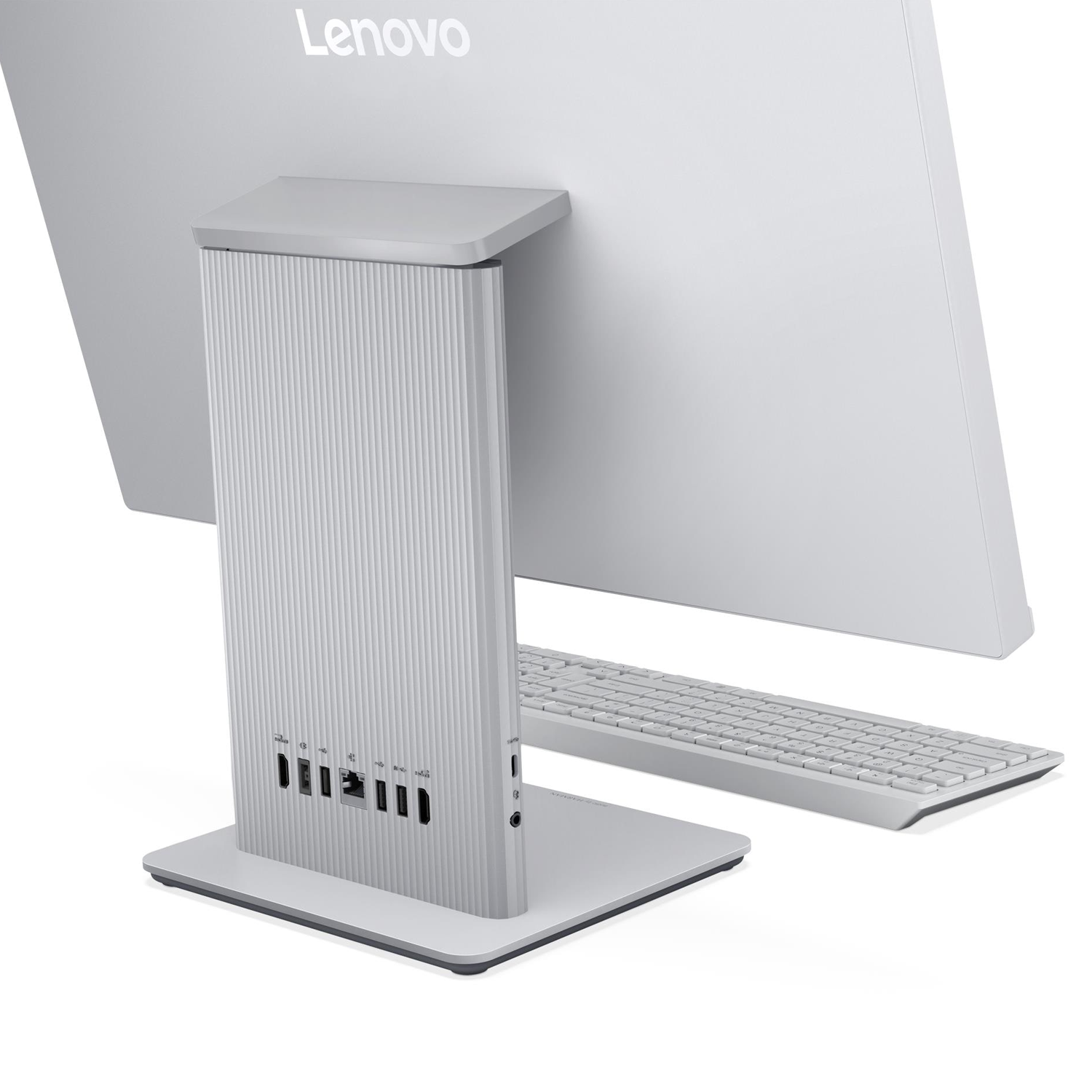 Stant, bağlantı noktaları ve beyaz klavye görünen gümüş renkli bir Lenovo hep bir arada PC.