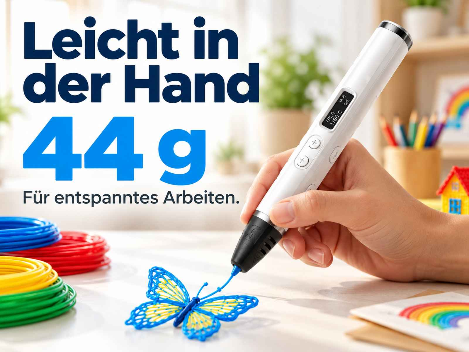 Eine Hand zeichnet mit einem weißen 3D-Druckstift einen blauen Schmetterling. Links liegen bunte Filament-Spulen.