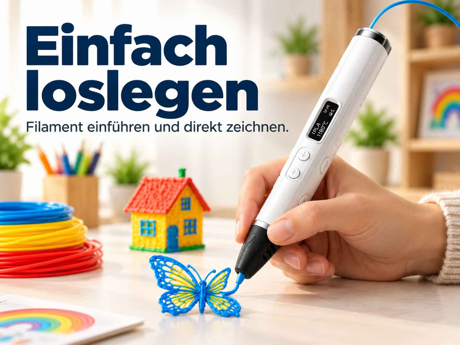 Eine Hand zeichnet mit einem weißen 3D-Druckstift einen blauen Schmetterling auf einem Tisch.