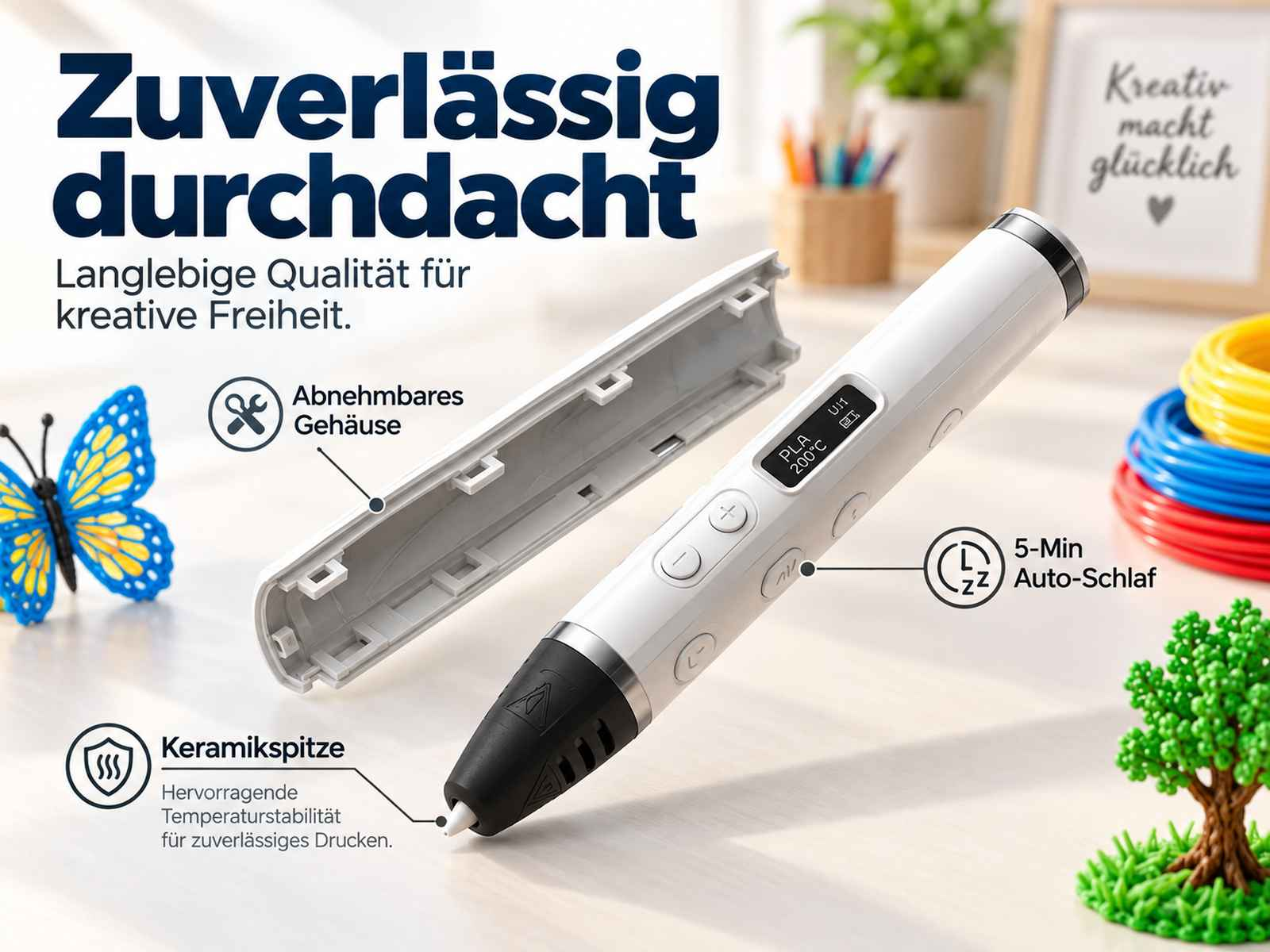 Weißer 3D-Stift mit aufklappbarem Gehäuse, Keramikspitze und Display auf einem Tisch, umgeben von bunten Filamenten.
