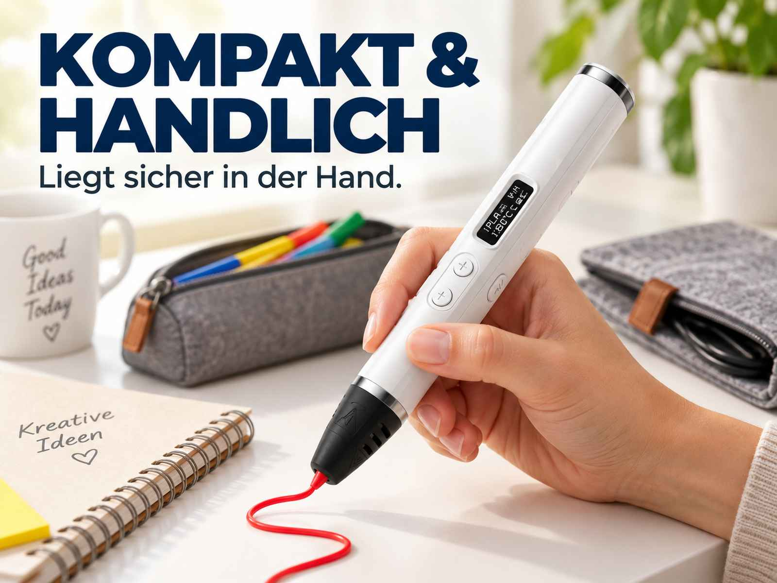 Eine Hand hält einen weißen 3D-Druckstift und zeichnet mit rotem Filament auf einem Schreibtisch.