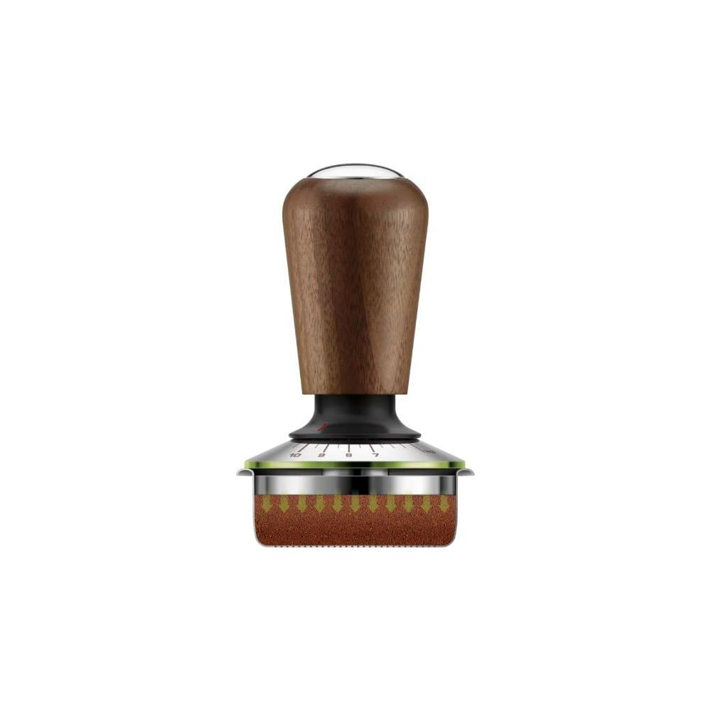 Ein Kaffeetamper mit Holzgriff und transparenter Basis, die braunes Kaffeemehl presst, vor weißem Hintergrund.