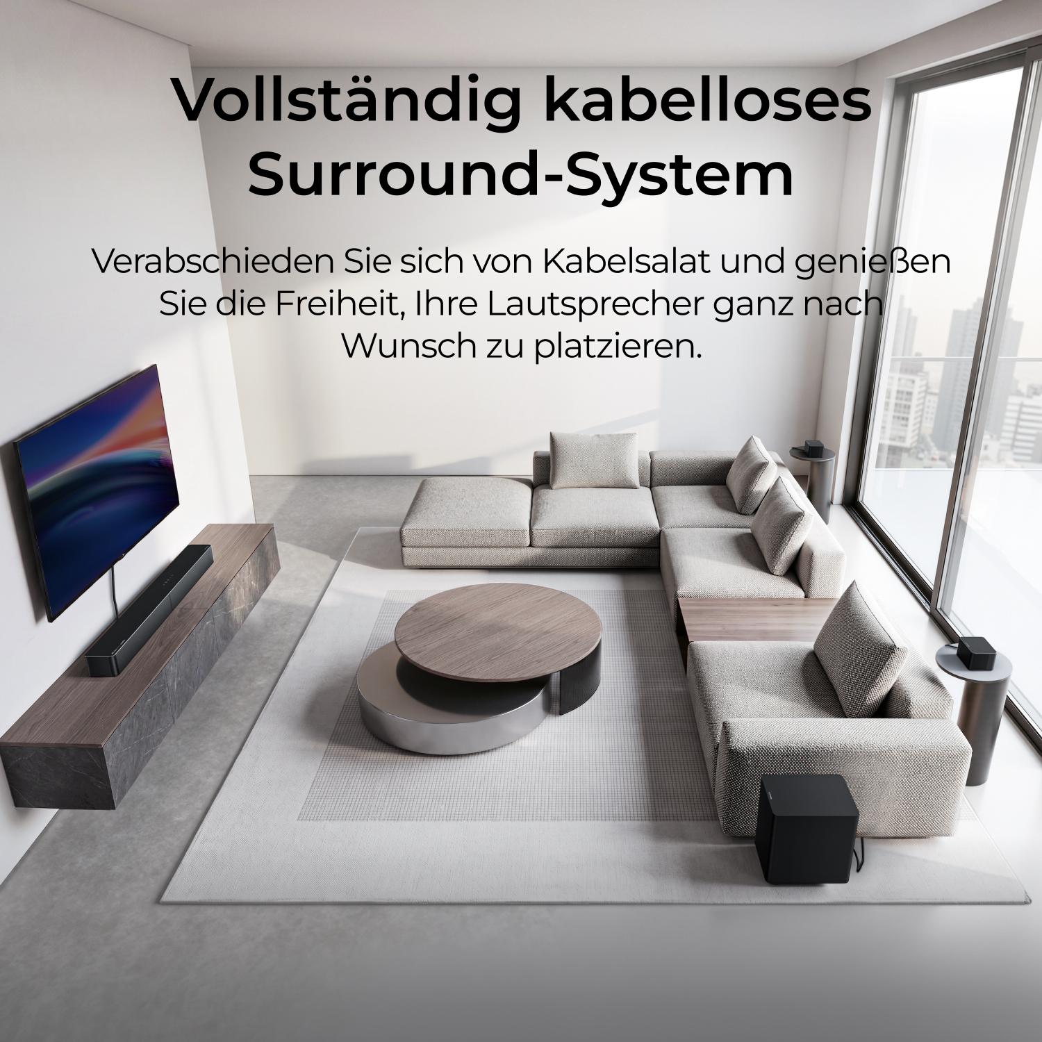 Ein modernes Wohnzimmer mit grauer Wohnlandschaft, rundem Couchtisch, TV, Soundbar und deutschem Werbetext.