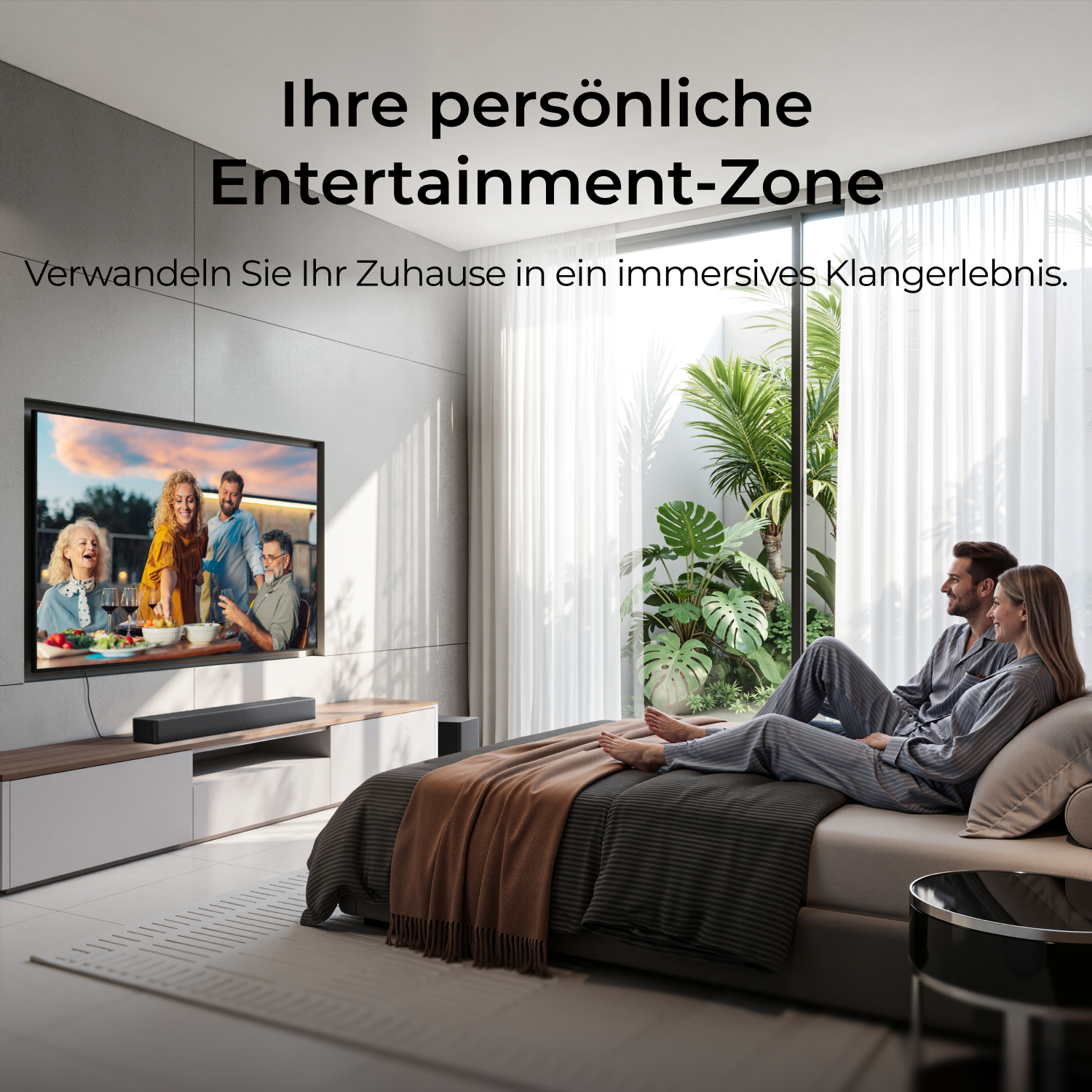 Paar im Schlafzimmer schaut fern auf einem großen Wandbildschirm mit Soundbar.