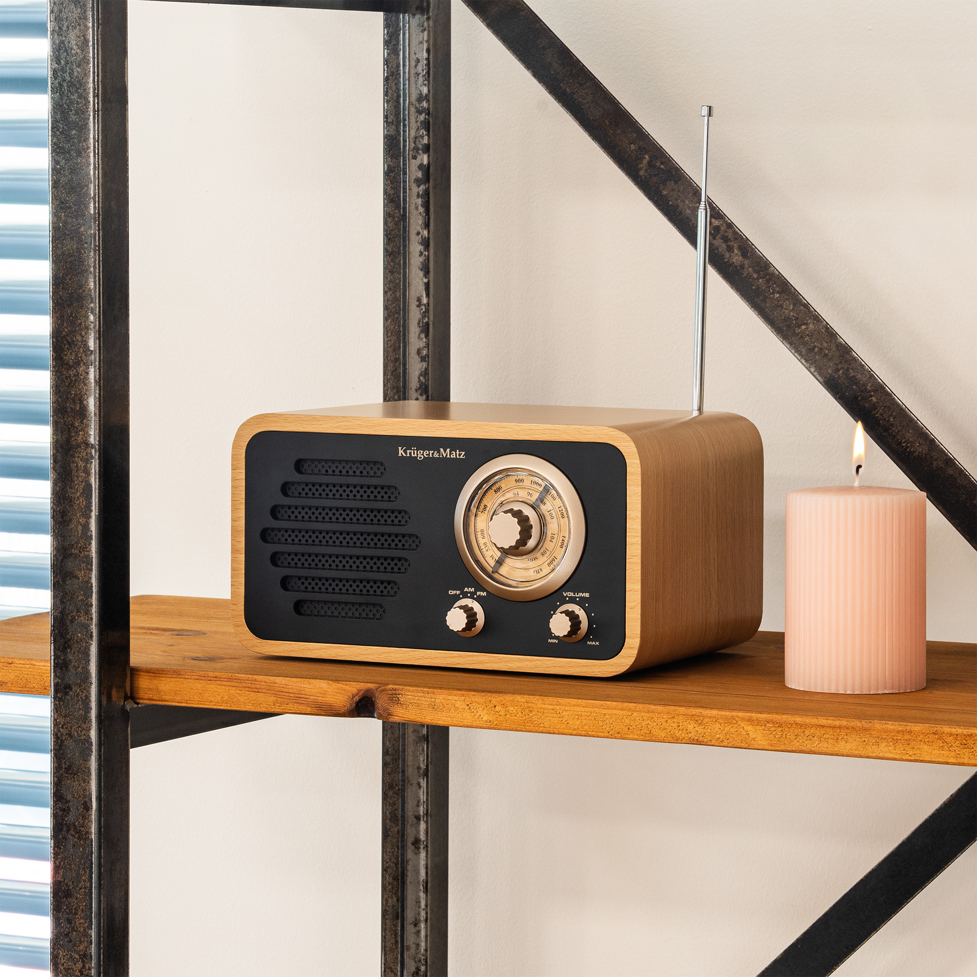 Retro drewniane radio z czarnym panelem przednim stoi na drewnianej półce obok zapalonej świecy.
