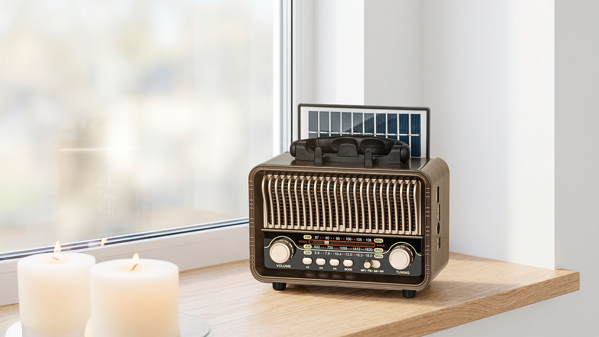 Radio w stylu retro z panelem słonecznym na drewnianym parapecie obok zapalonych świec.