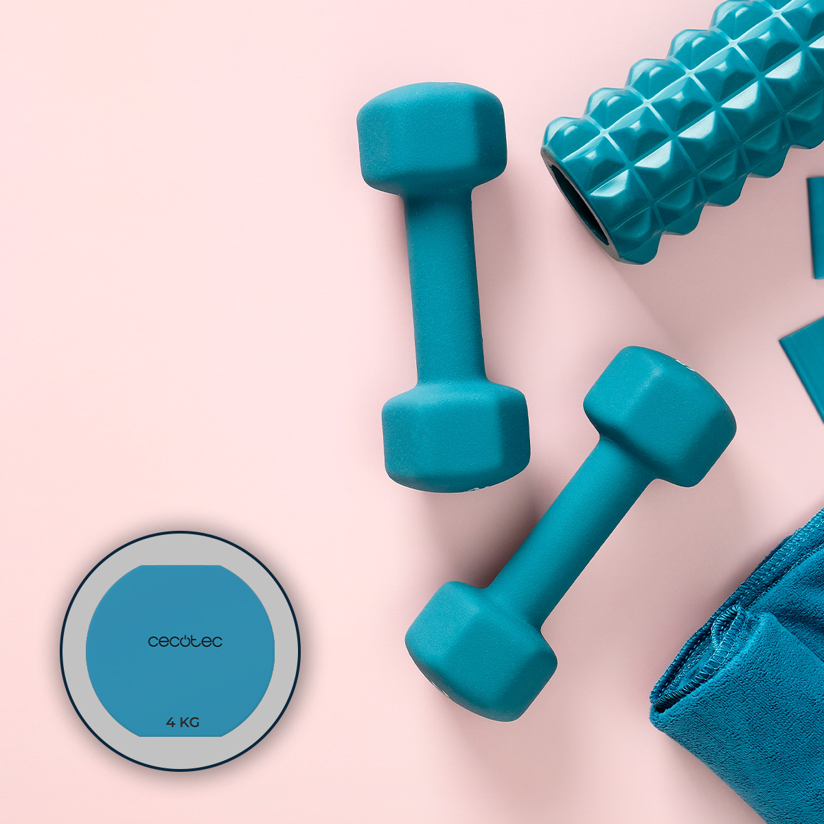 Equipo de fitness verde azulado que incluye dos mancuernas, un rodillo de espuma, un peso de 4 kg y una toalla sobre fondo rosa.