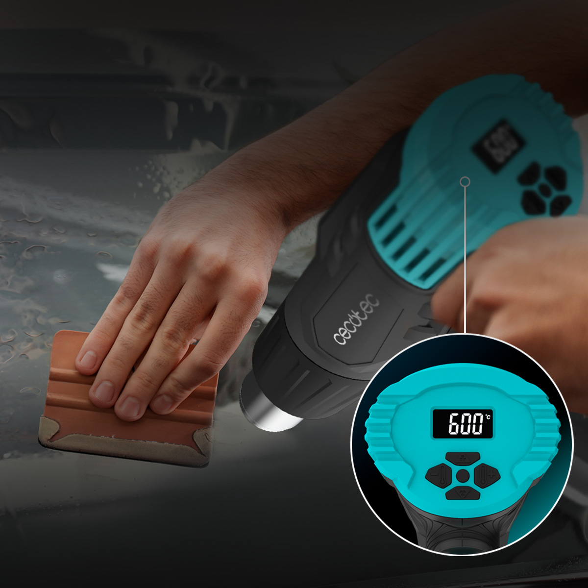Una mano sostiene una rasqueta mientras otra sostiene una pistola de calor con pantalla digital que muestra 600 grados.