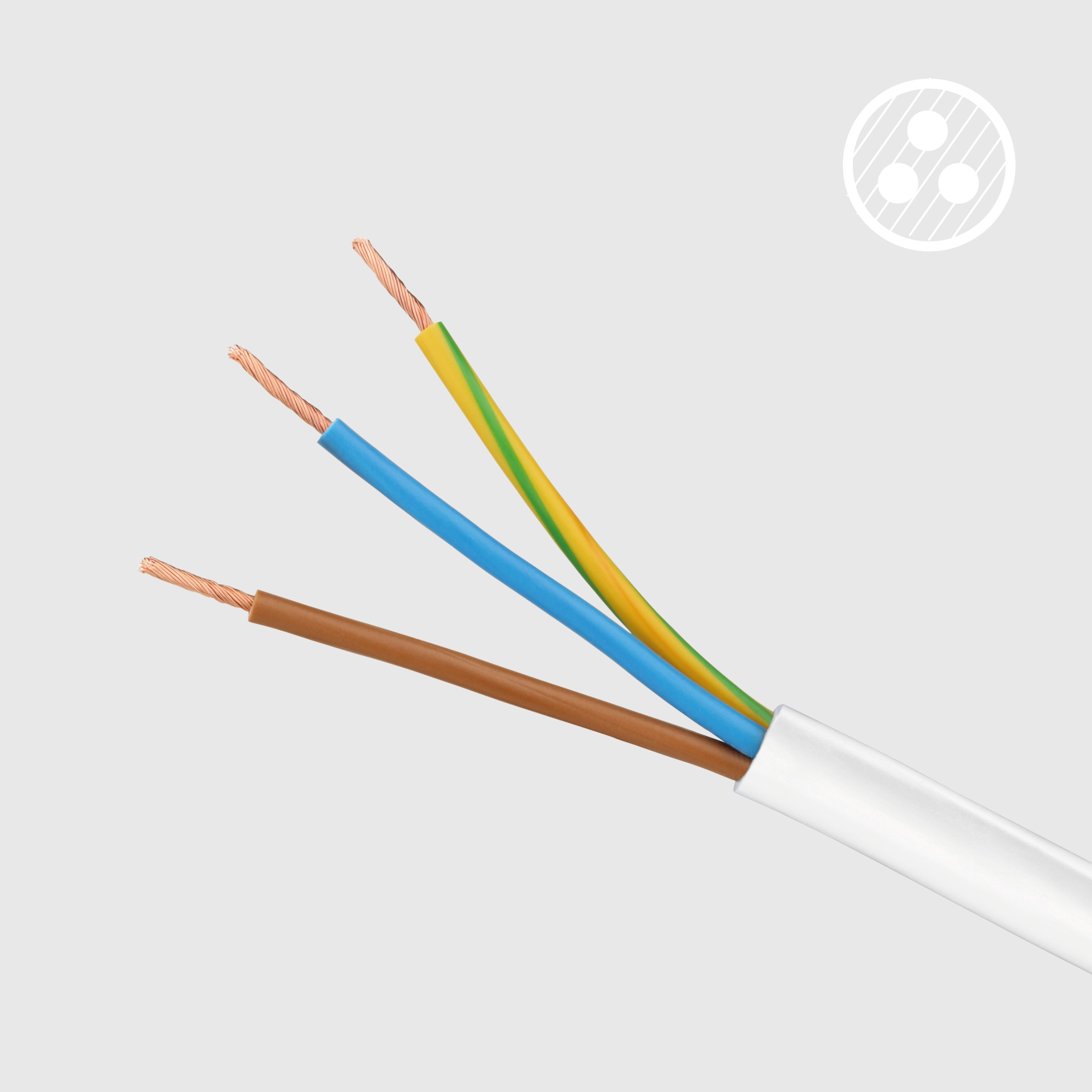 Biały kabel zasilający rozdzielony na trzy kolorowe żyły: brązową, niebieską i żółto-zieloną, z odsłoniętymi miedzianymi żyłami.