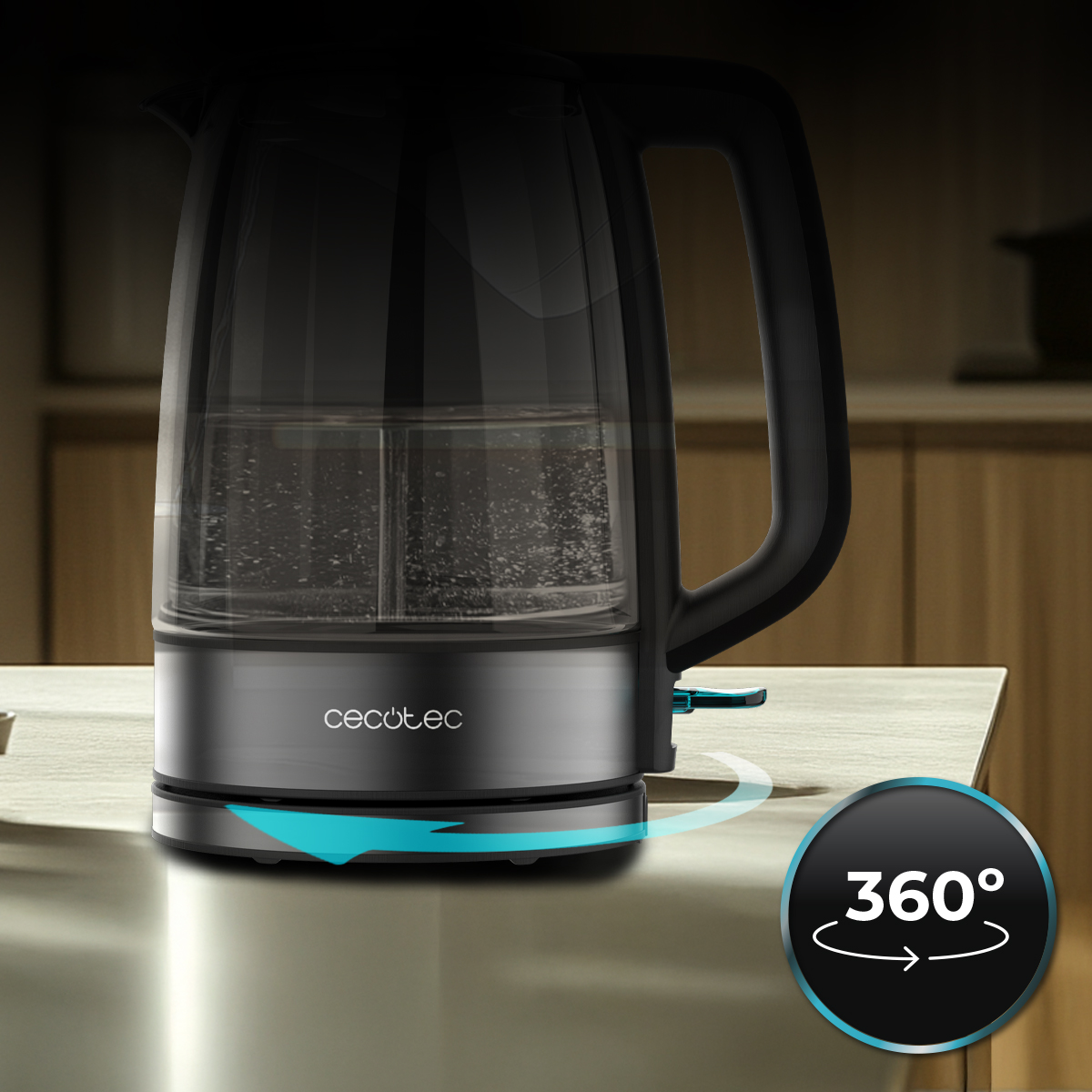 Un hervidor eléctrico negro Cecotec sobre una encimera de cocina con un icono de 360 grados.