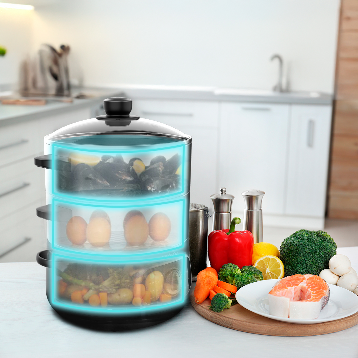Una vaporiera a più livelli su un bancone da cucina con verdure e salmone.