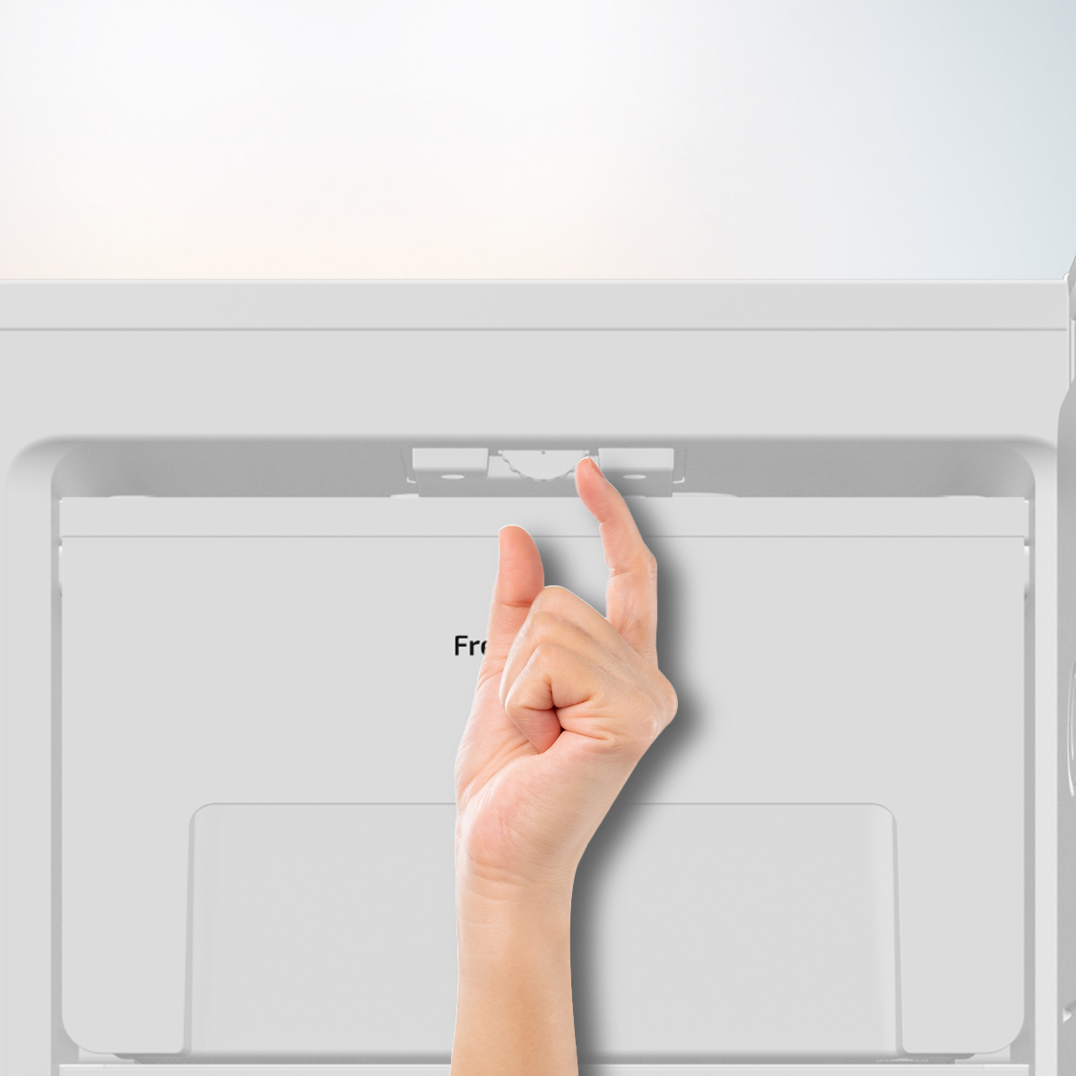 Mano alcanzando un componente dentro del compartimento blanco del refrigerador.