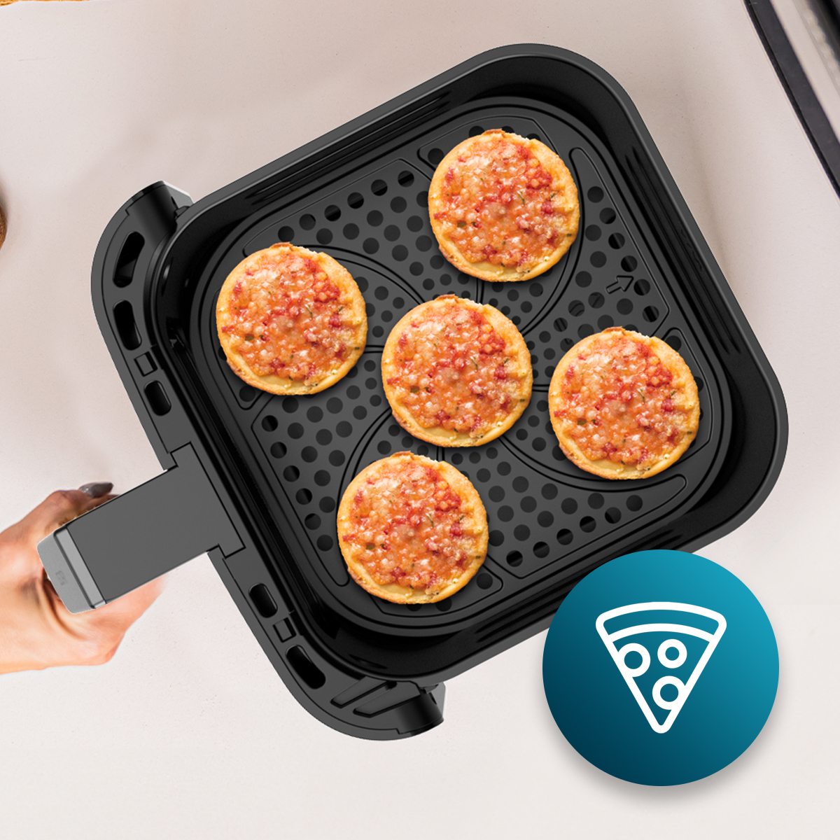 Cinque mini pizze sono disposte all'interno di un cestello per friggitrice.