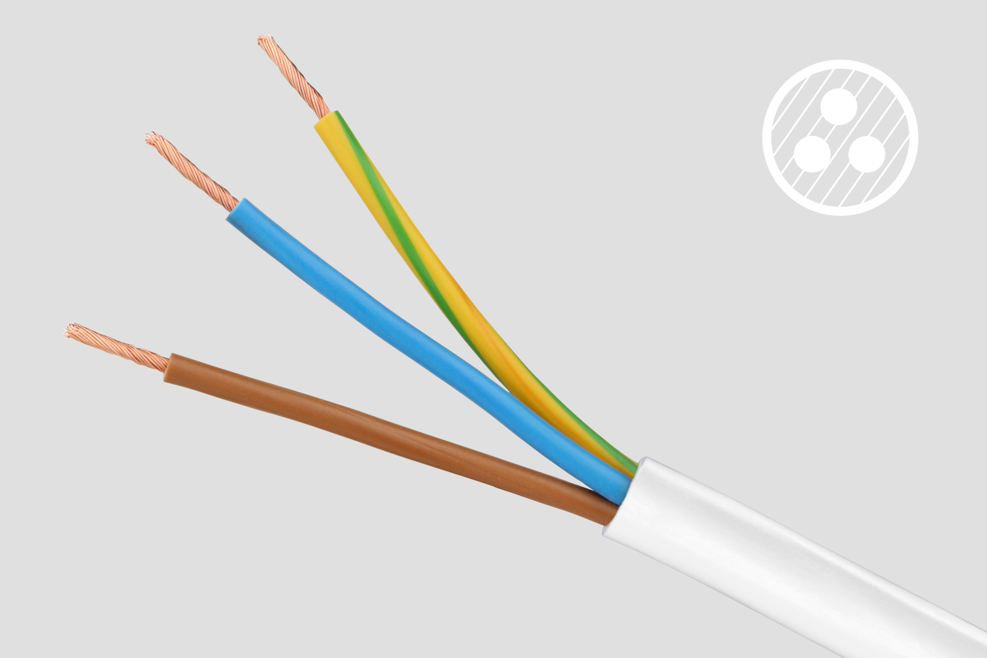 Biały kabel zasilający z trzema odizolowanymi żyłami w kolorze brązowym, niebieskim i żółto-zielonym na szarym tle.