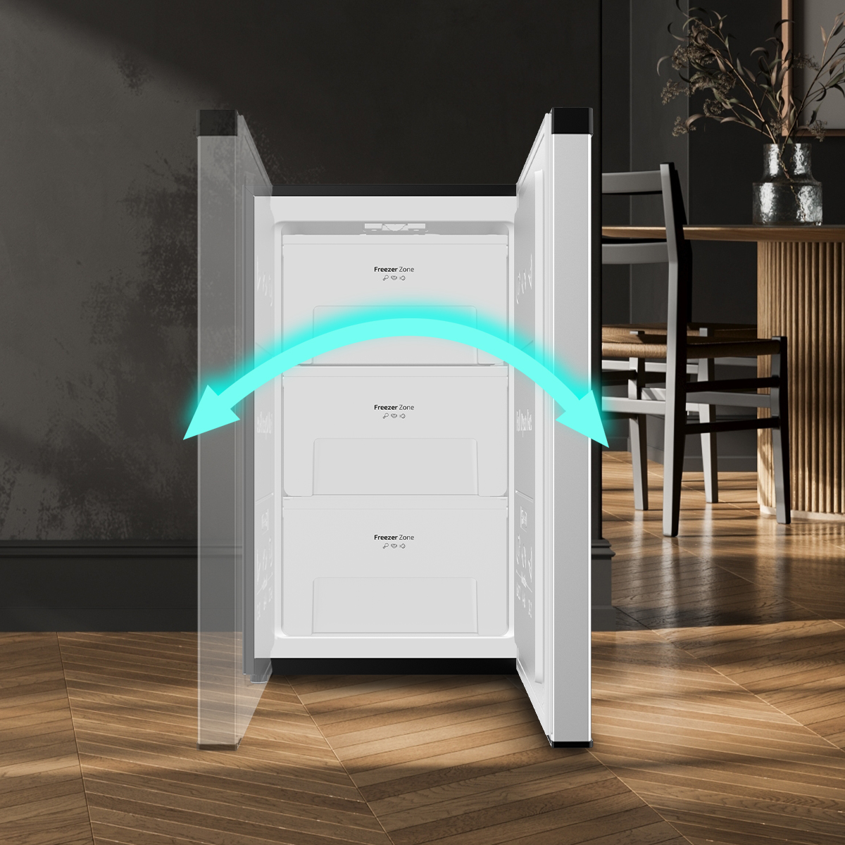 Un congelatore verticale bianco aperto su pavimento in legno, con freccia turchese doppia.