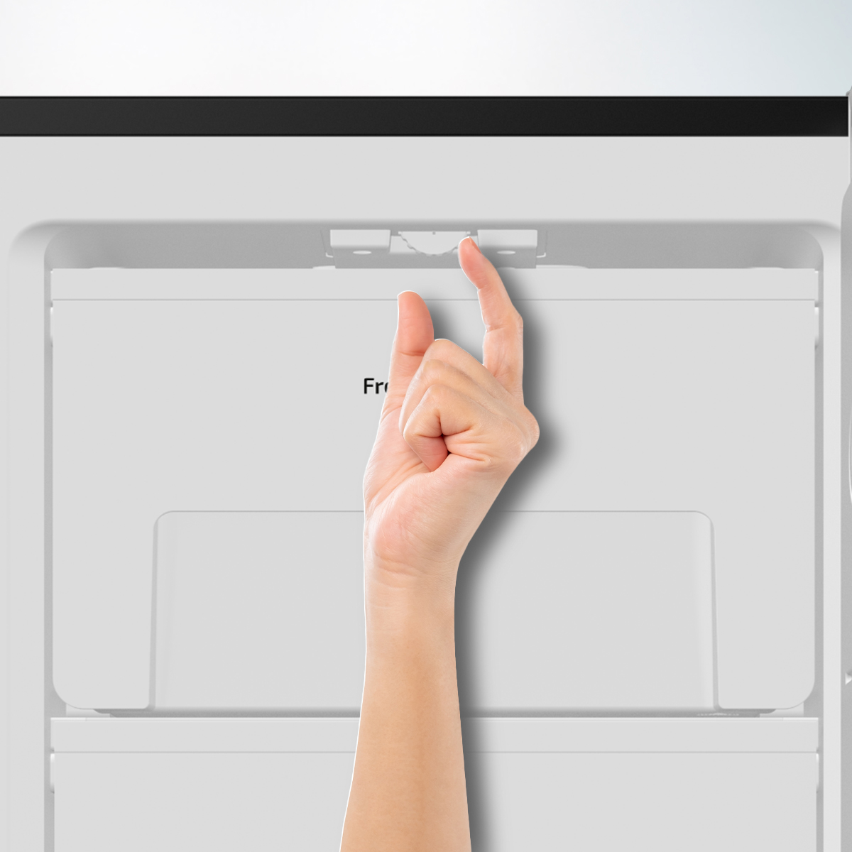 Una mano raggiunge un componente all'interno di un elettrodomestico.