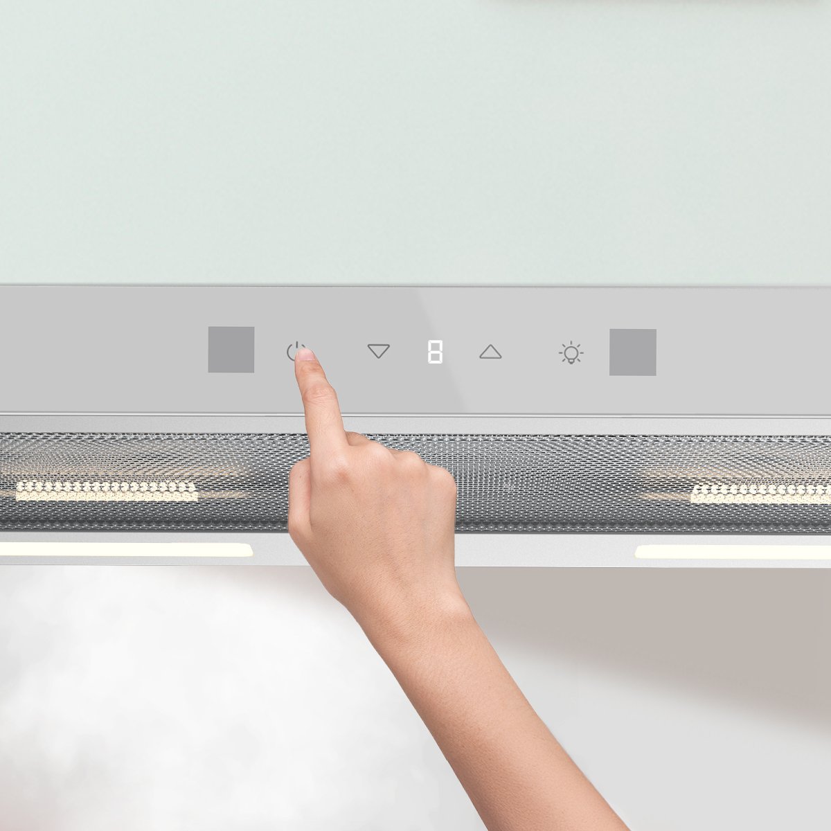 Una mano tocca il pannello di controllo touch di una cappa.