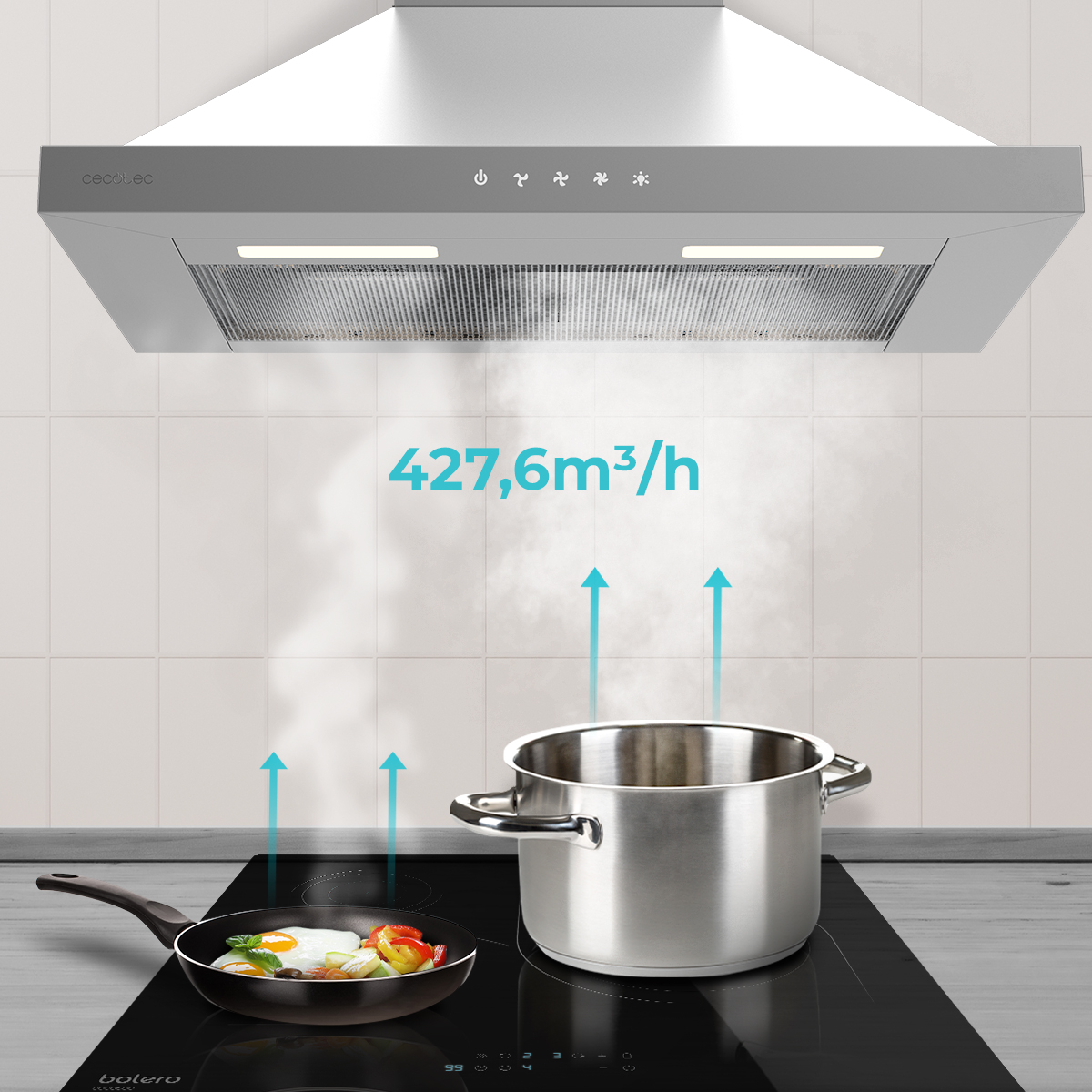 Una campana extractora de acero inoxidable sobre una placa de inducción con una olla y una sartén que desprenden vapor.