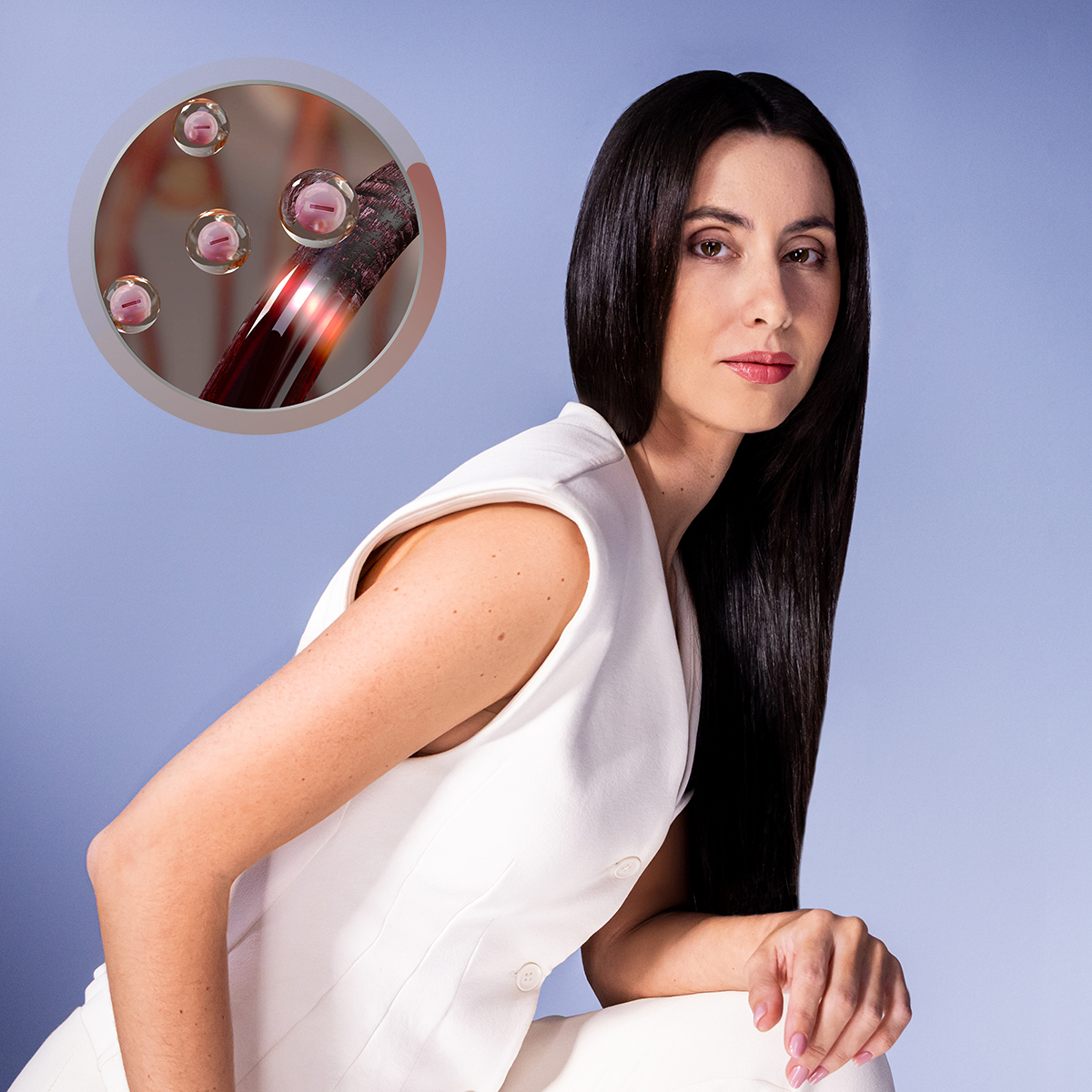 Una donna con capelli neri e top bianco, accanto a un grafico circolare con cellule microscopiche.