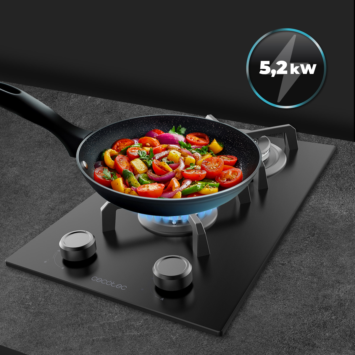 Una sartén con verduras picadas de colores cocinándose en una moderna cocina de gas con indicador de 5,2 kW.