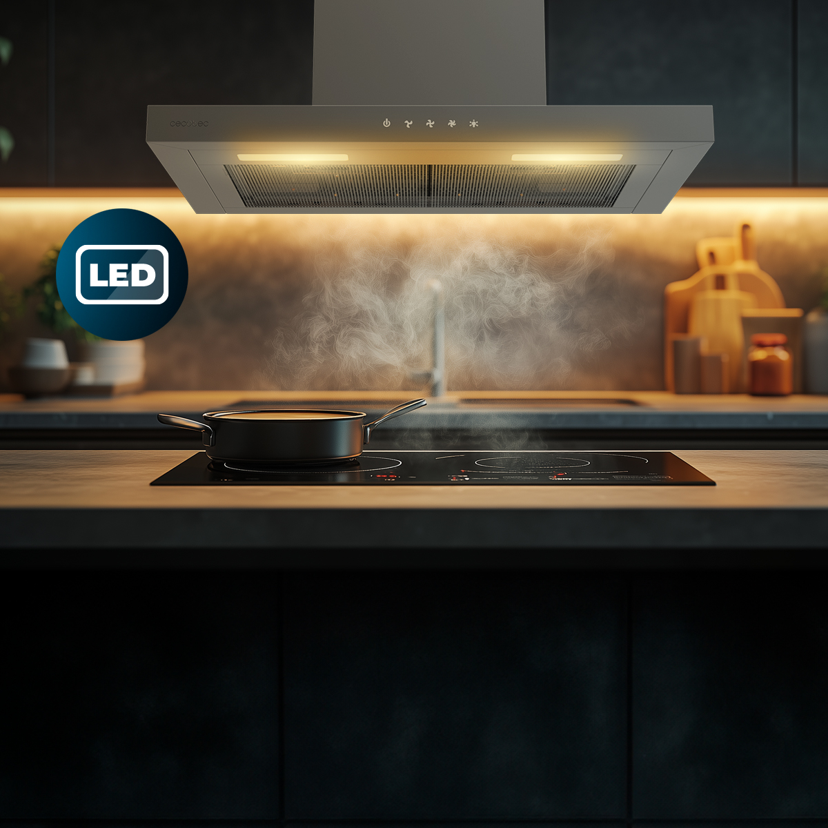 Moderna campana extractora sobre una placa con una olla y vapor ascendente en una cocina.