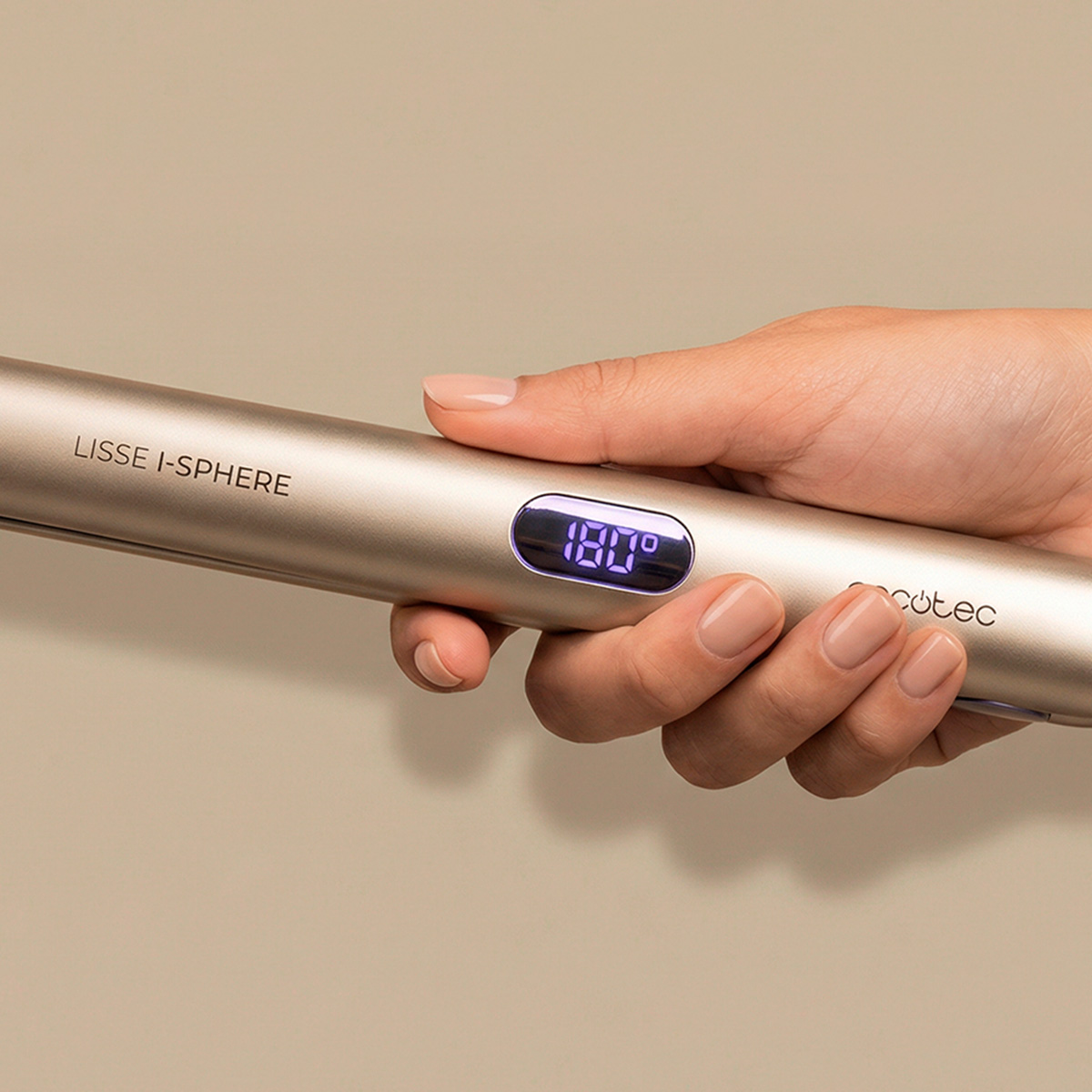Una mano tiene una piastra per capelli dorata con un display LED digitale che mostra 180 gradi.