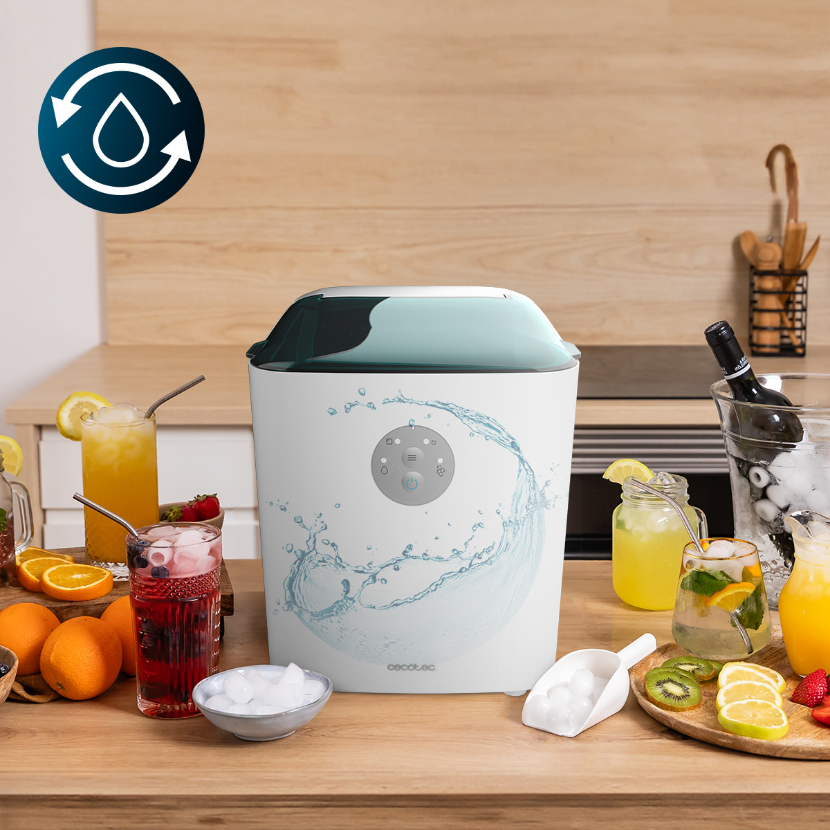 Macchina per il ghiaccio bianca con grafica d'acqua su un bancone da cucina, circondata da bevande e frutta fresca.