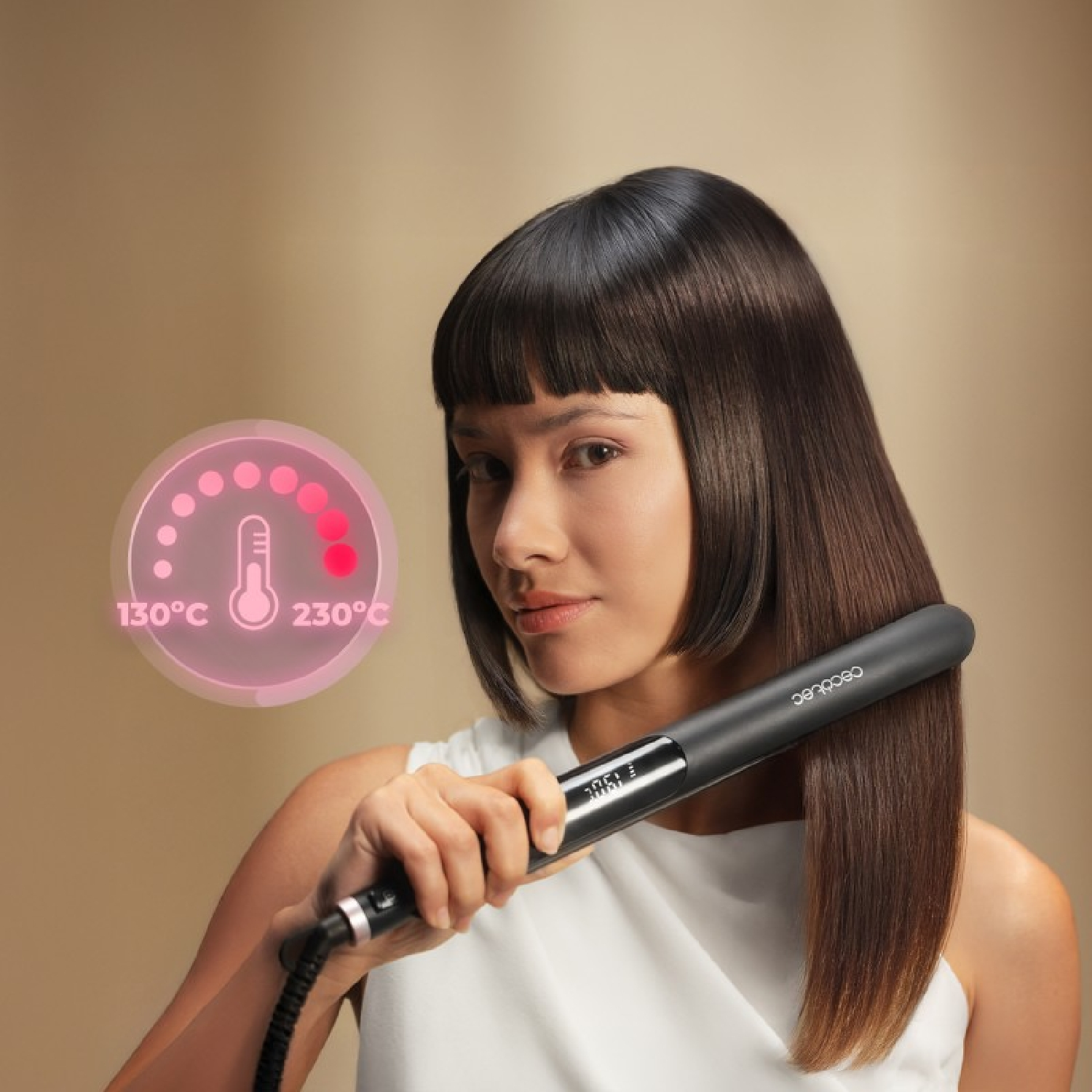 Una donna con capelli scuri lisci usa una piastra nera su uno sfondo caldo.