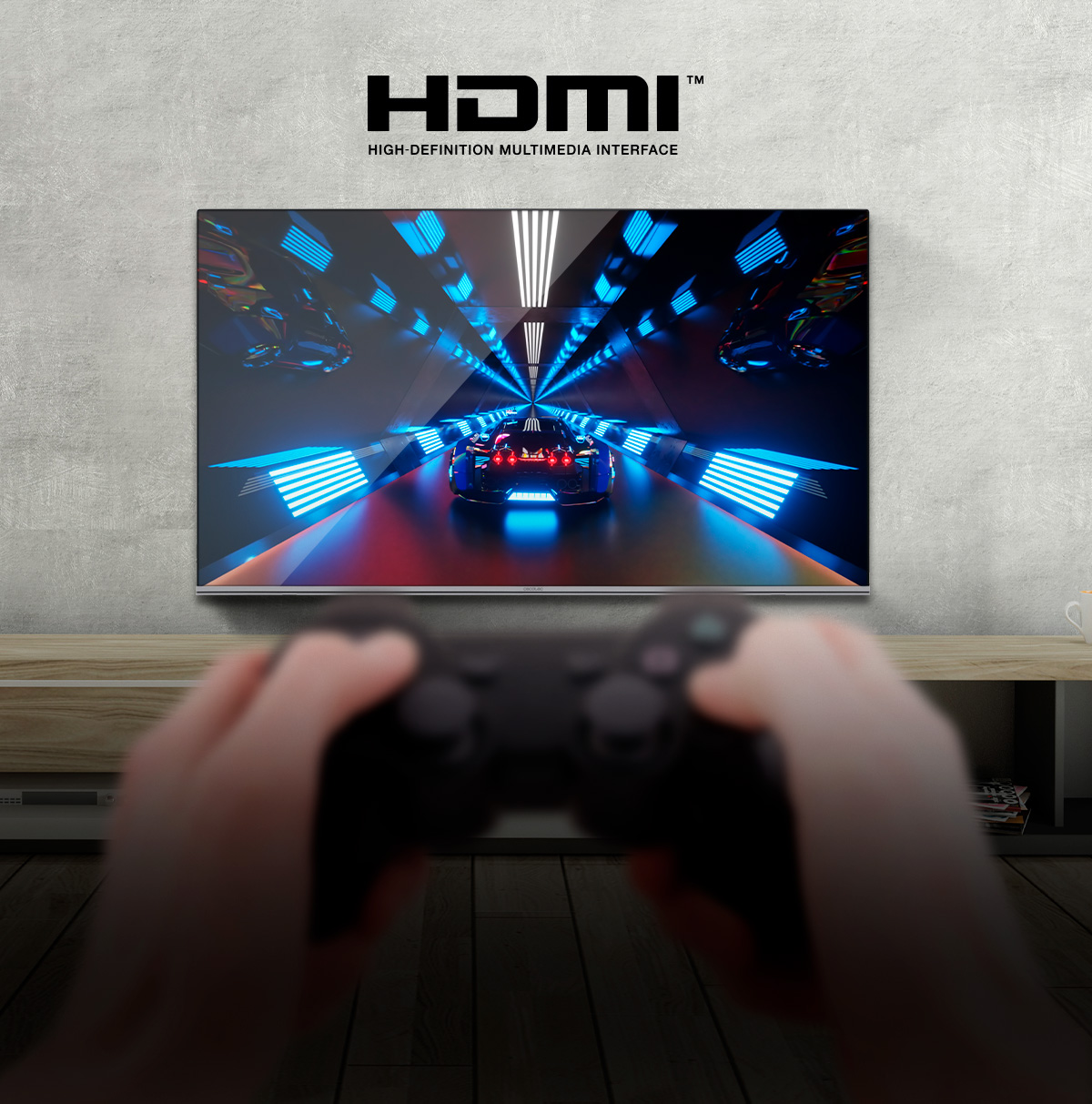 Persona sosteniendo un mando frente a un televisor con un juego de carreras, con el logotipo HDMI.
