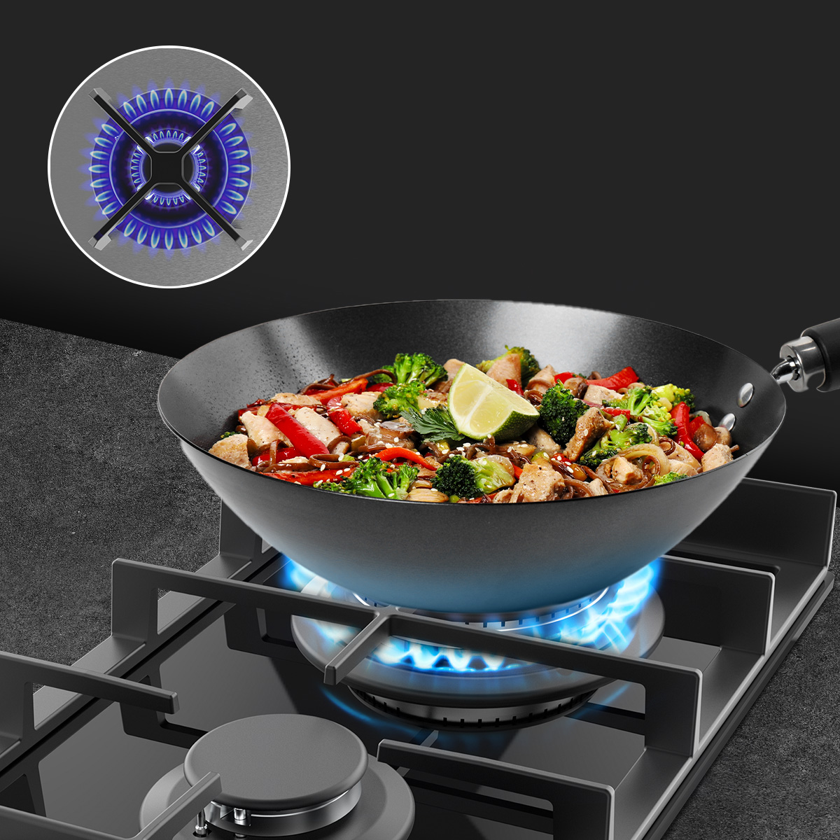 Sarten wok con verduras y carne sobre quemador de gas azul, con primer plano de la llama.