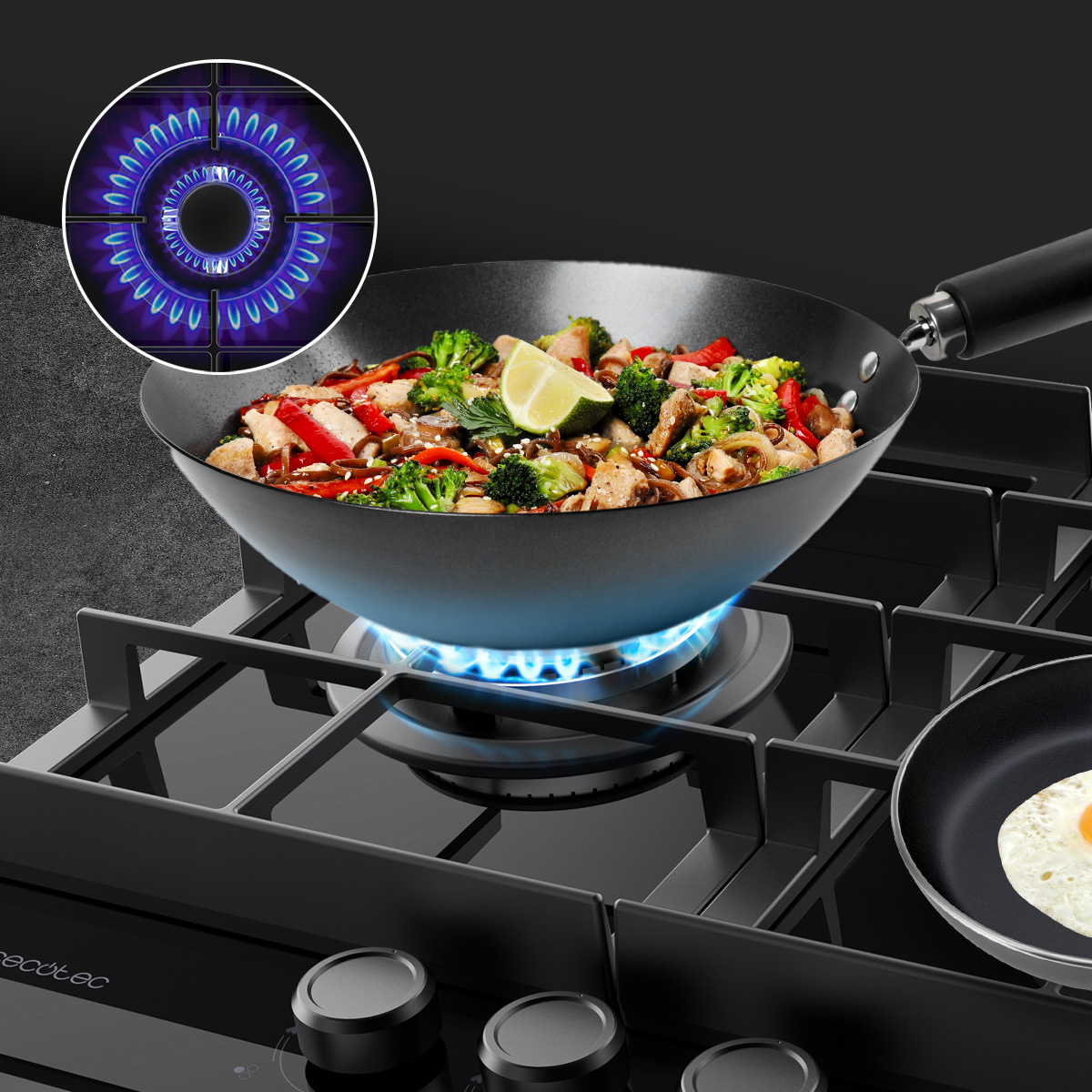 Wok con verduras y carne en una placa de gas con llama azul; una segunda sartén pequeña es visible a la derecha.