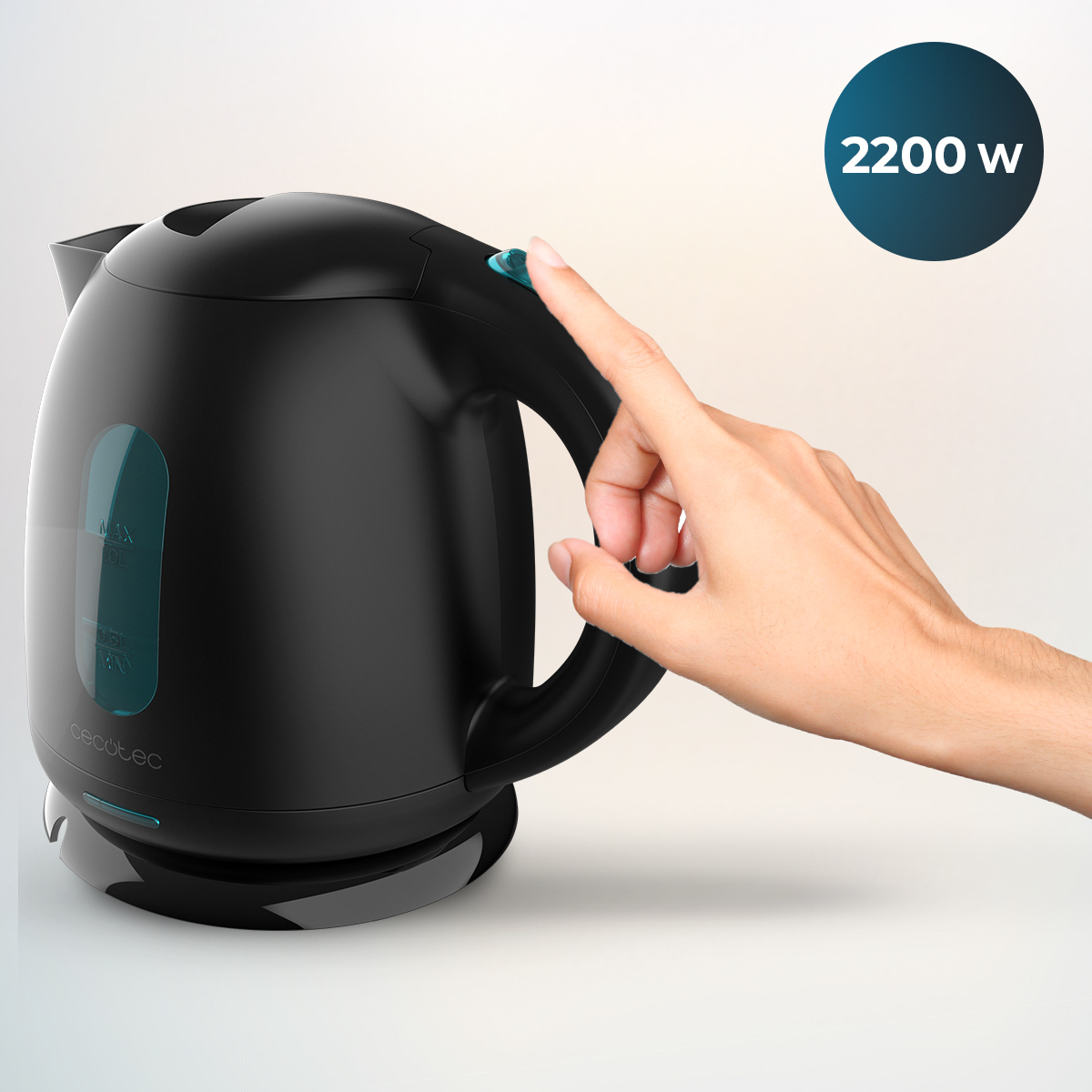 Una mano presiona el botón azul de un hervidor eléctrico negro de 2200W.